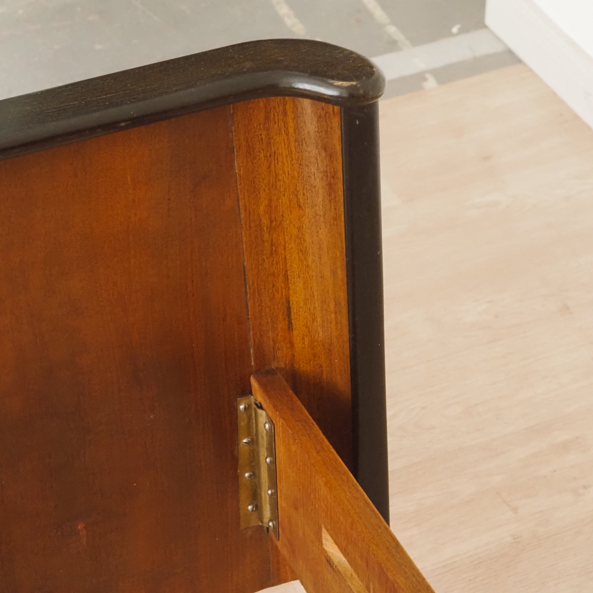 Doppelbett Design Halabala mit schwebenden Nachtkästchen - Art Déco Übergang Midcentury