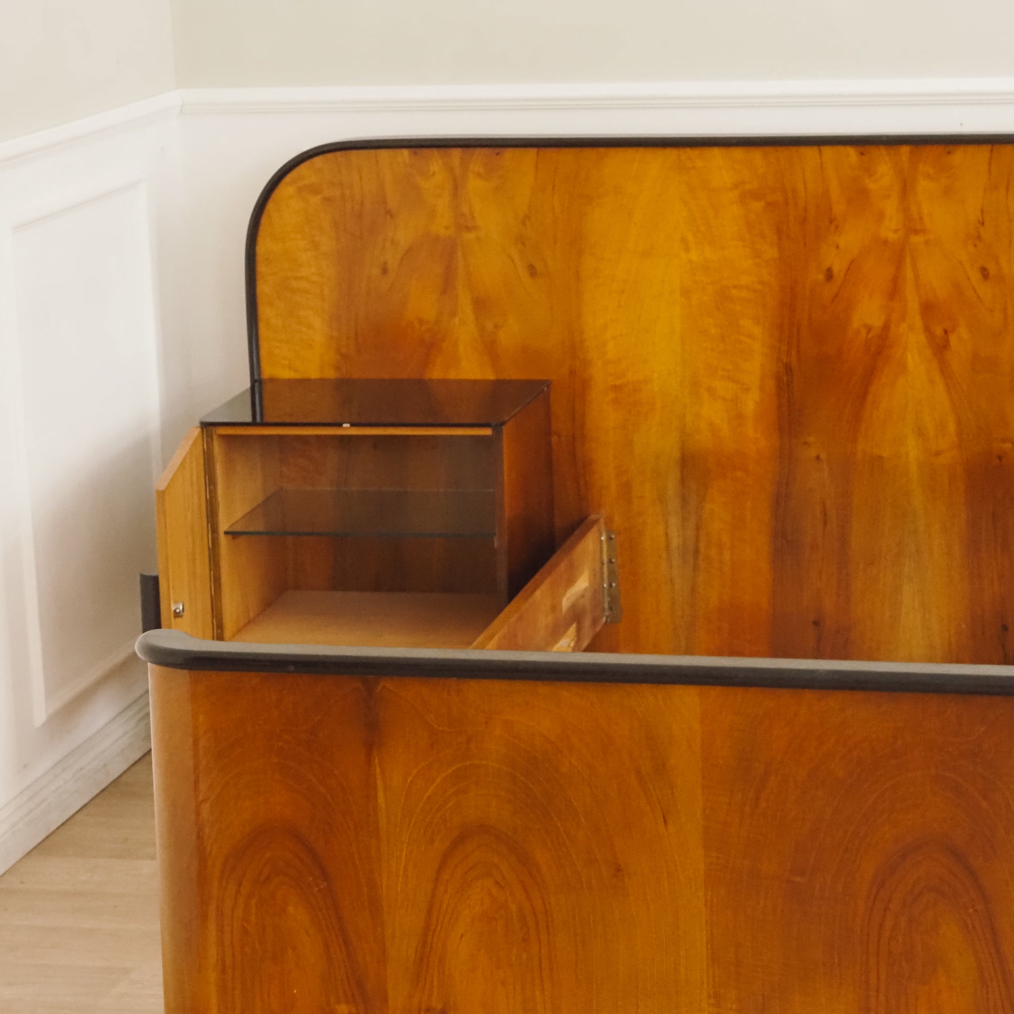 Doppelbett Design Halabala mit schwebenden Nachtkästchen - Art Déco Übergang Midcentury