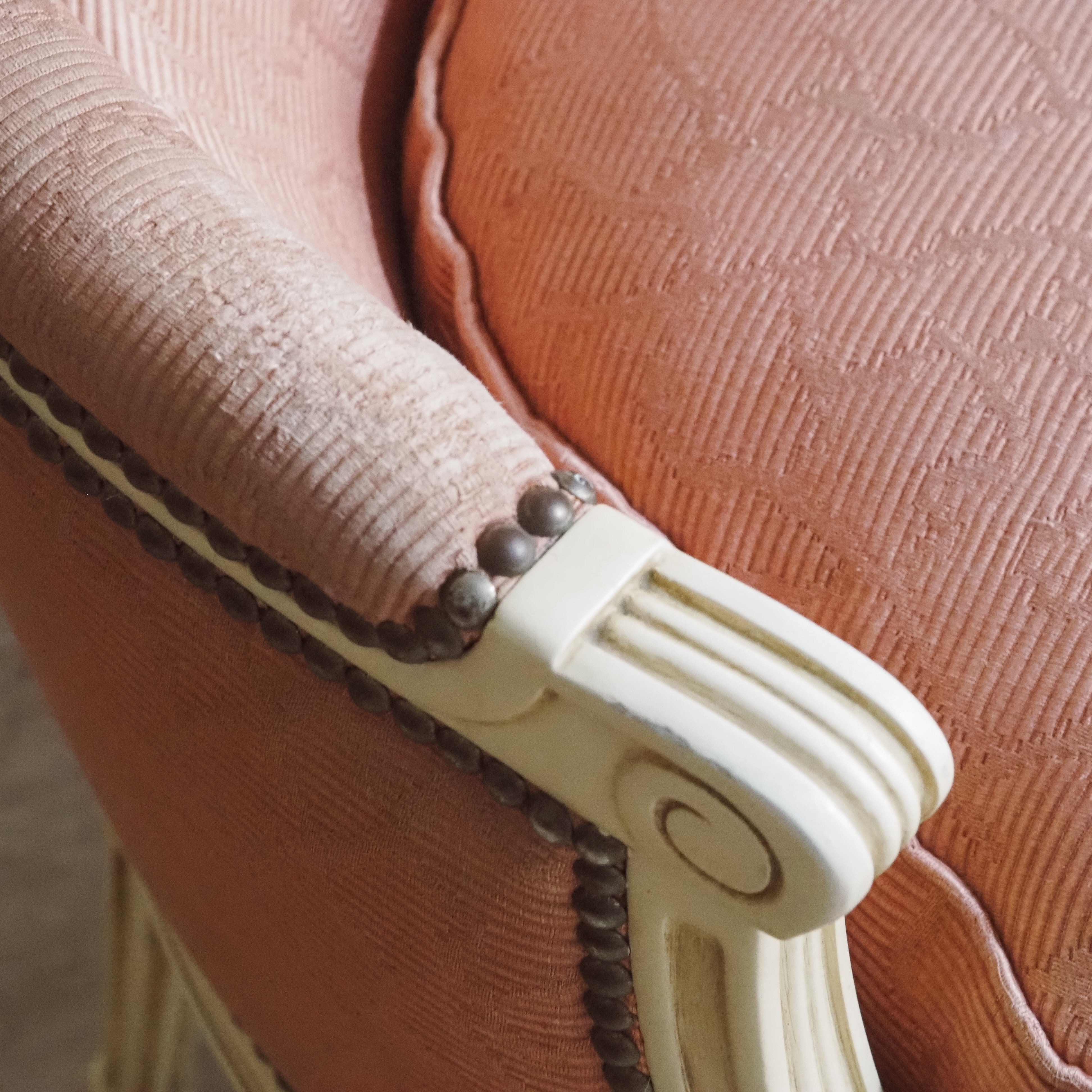 Bergère Louis XVI Stil – weiß lackierter Sessel, Frankreich, Mitte 20. Jahrhundert