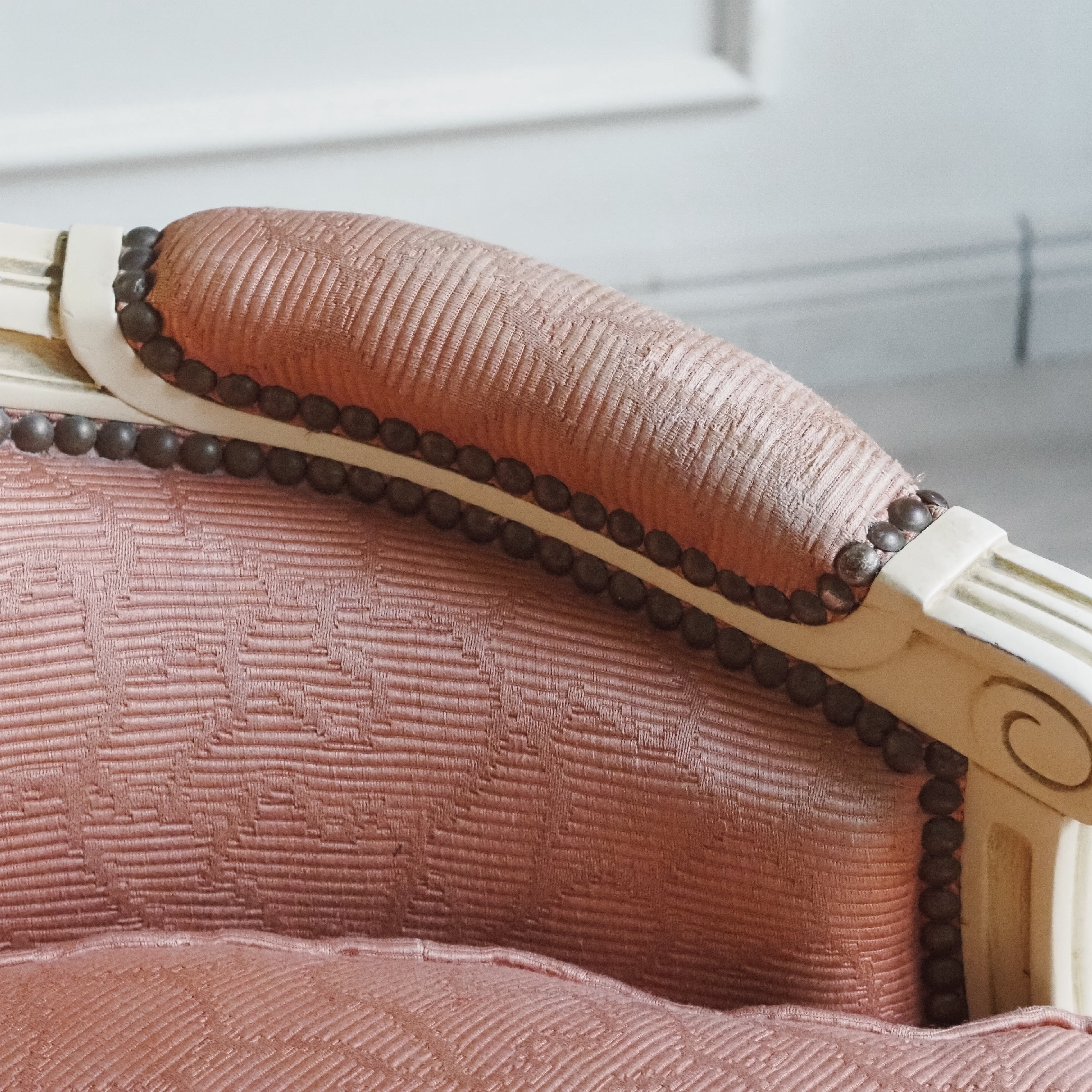 Bergère Louis XVI Stil – weiß lackierter Sessel, Frankreich, Mitte 20. Jahrhundert