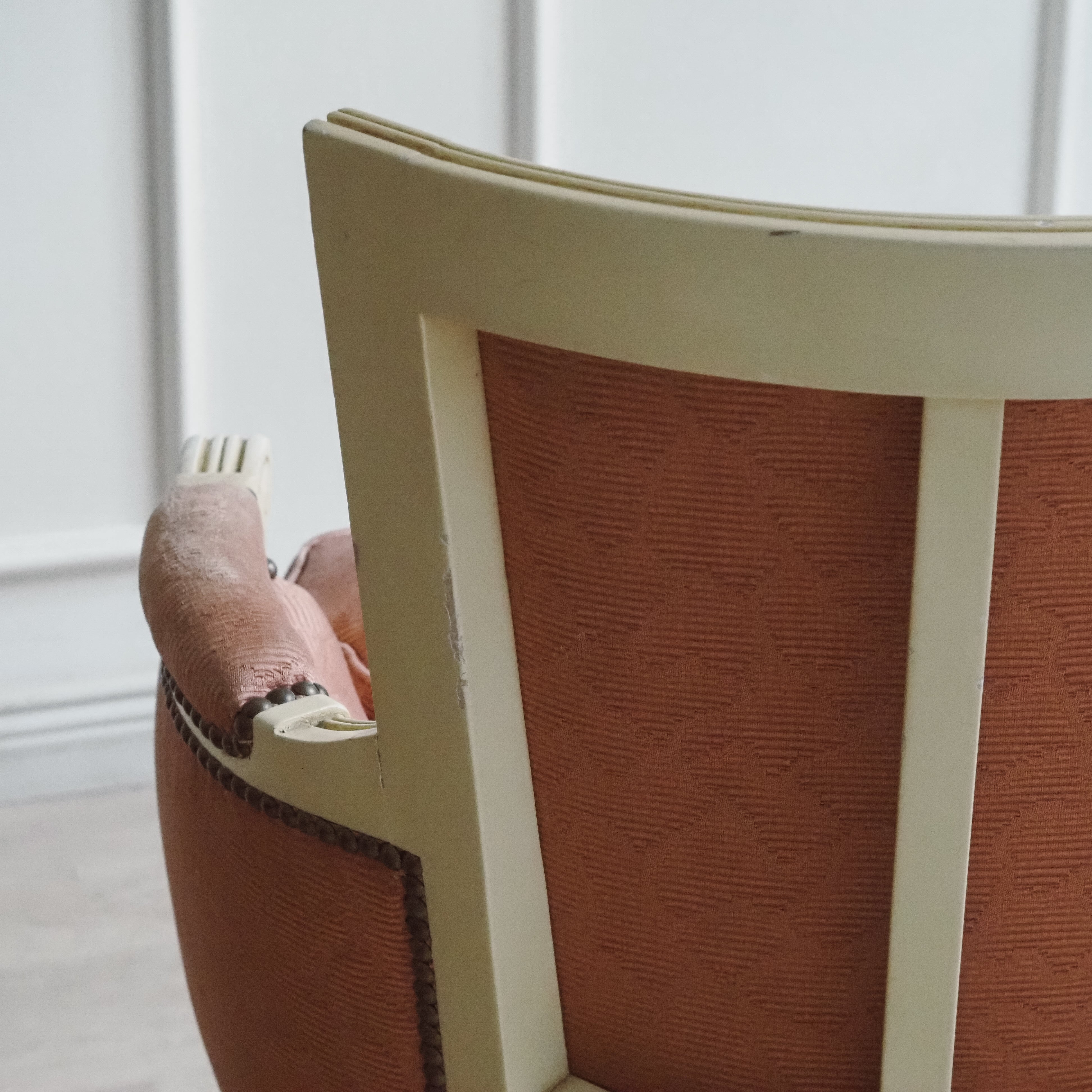 Bergère Louis XVI Stil – weiß lackierter Sessel, Frankreich, Mitte 20. Jahrhundert