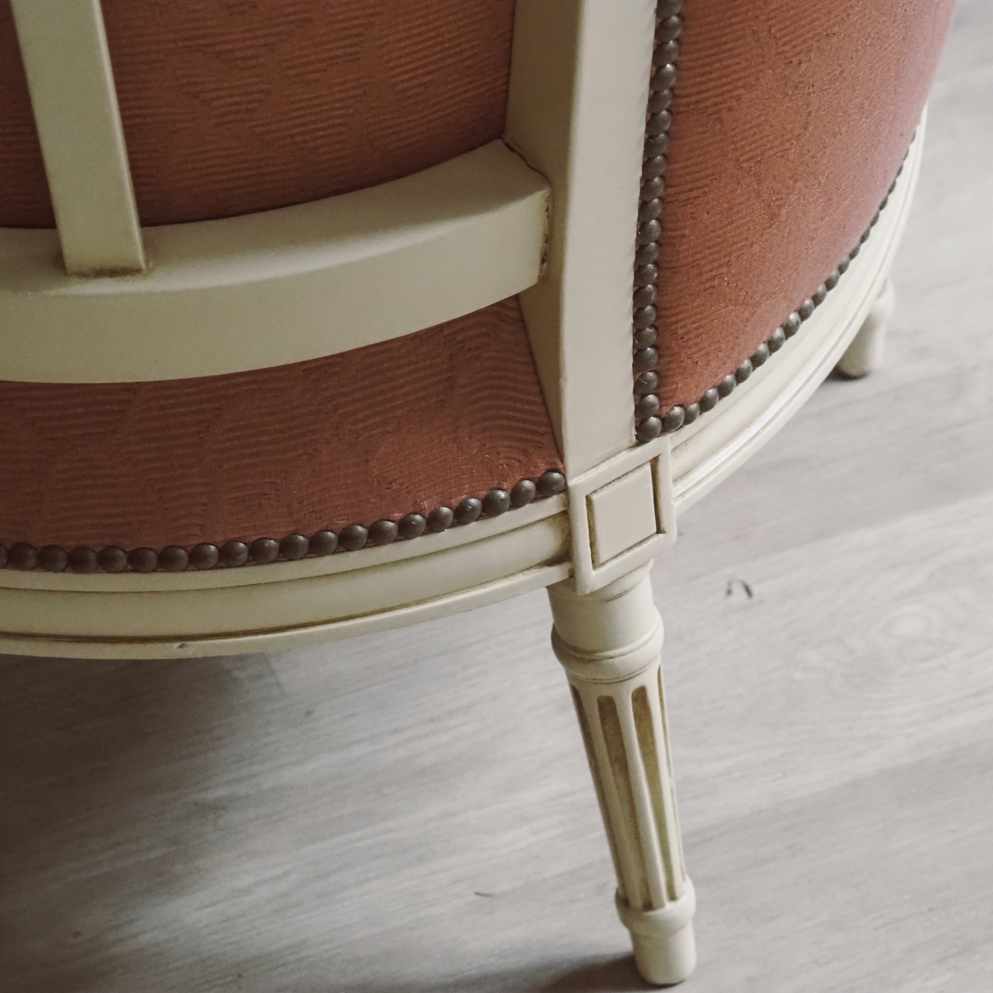Bergère Louis XVI Stil – weiß lackierter Sessel, Frankreich, Mitte 20. Jahrhundert