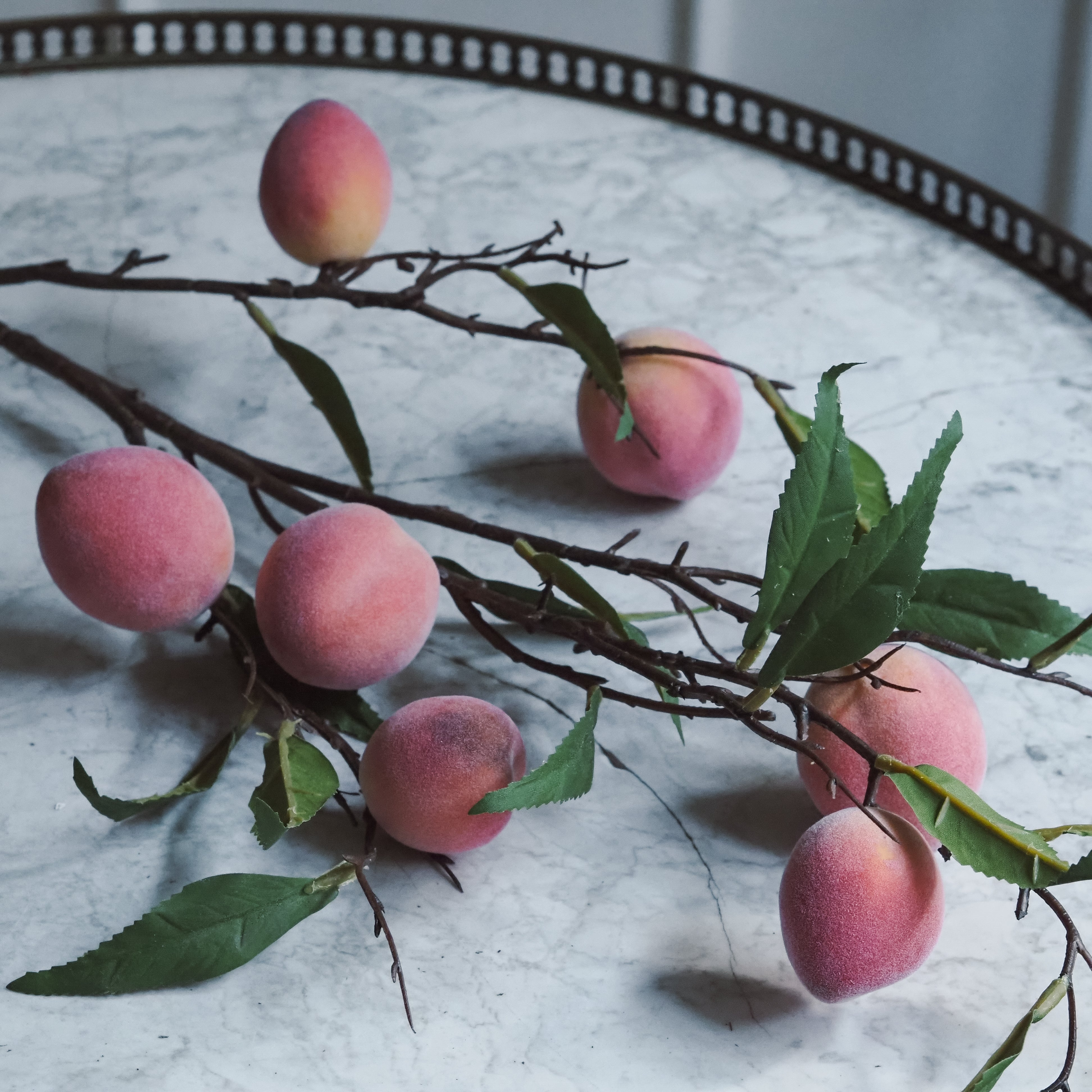 Pfirsichzweig Rosé · Dekozweig mit beflockten Früchten und Blattwerk, 95 cm