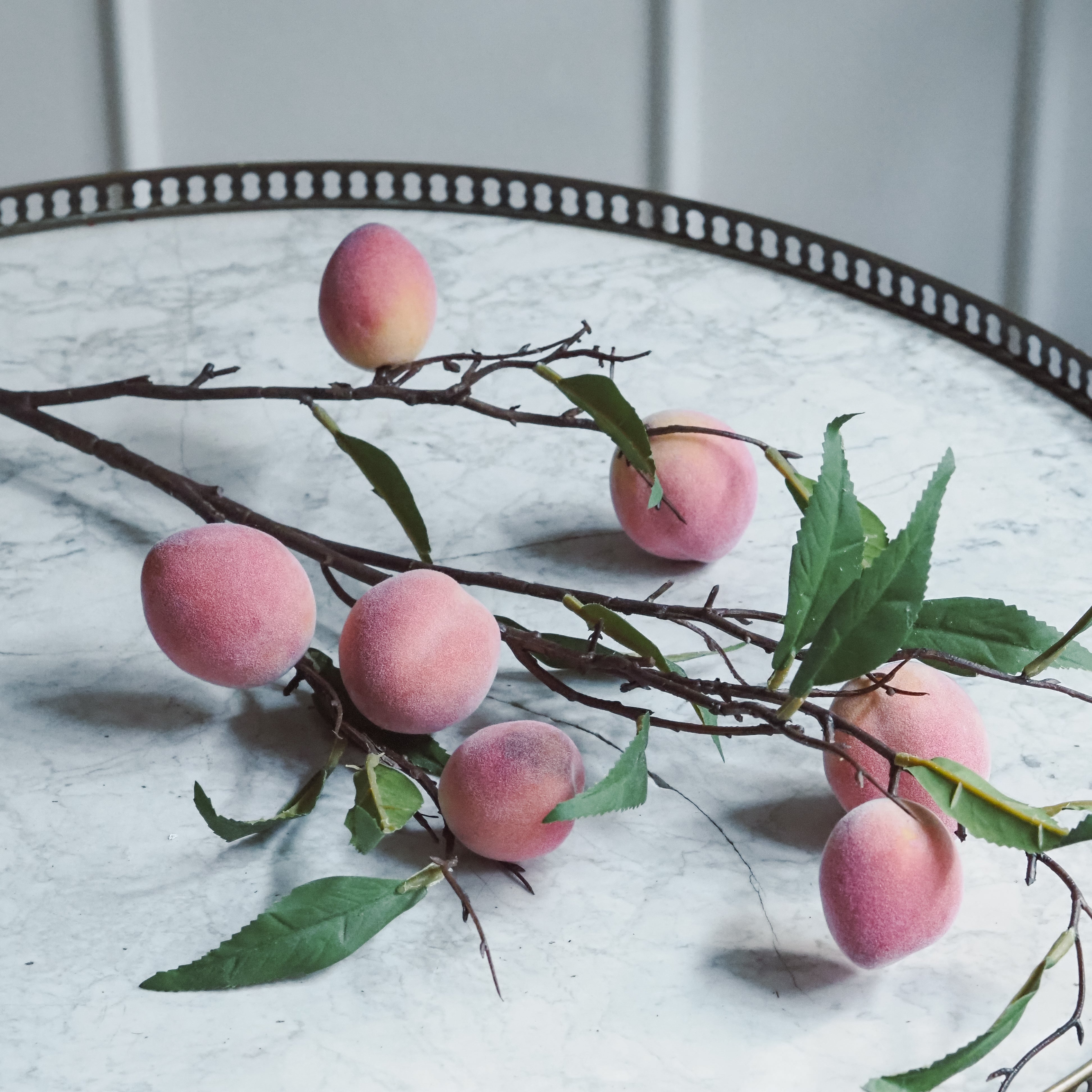 Pfirsichzweig Rosé · Dekozweig mit beflockten Früchten und Blattwerk, 95 cm
