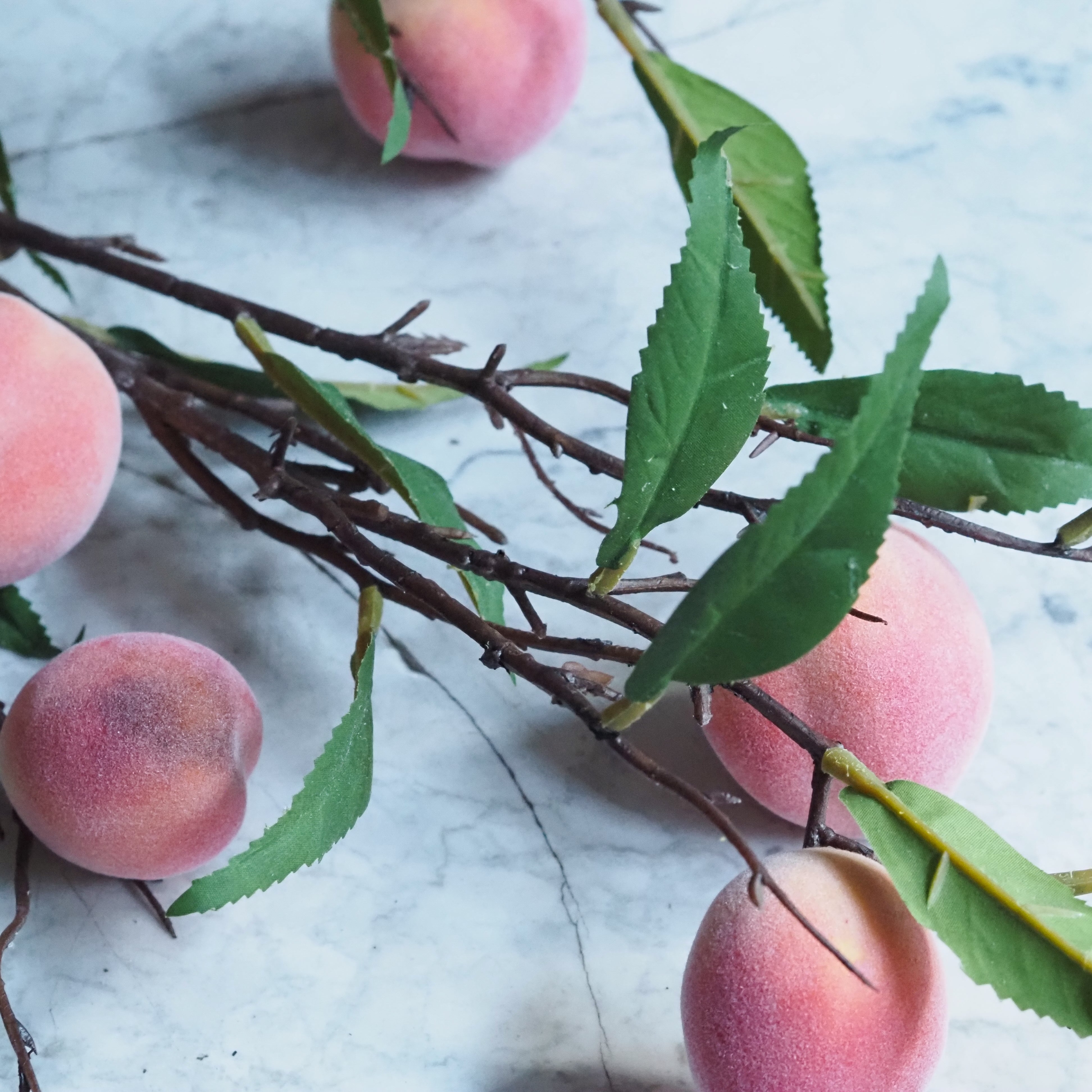 Pfirsichzweig Rosé · Dekozweig mit beflockten Früchten und Blattwerk, 95 cm