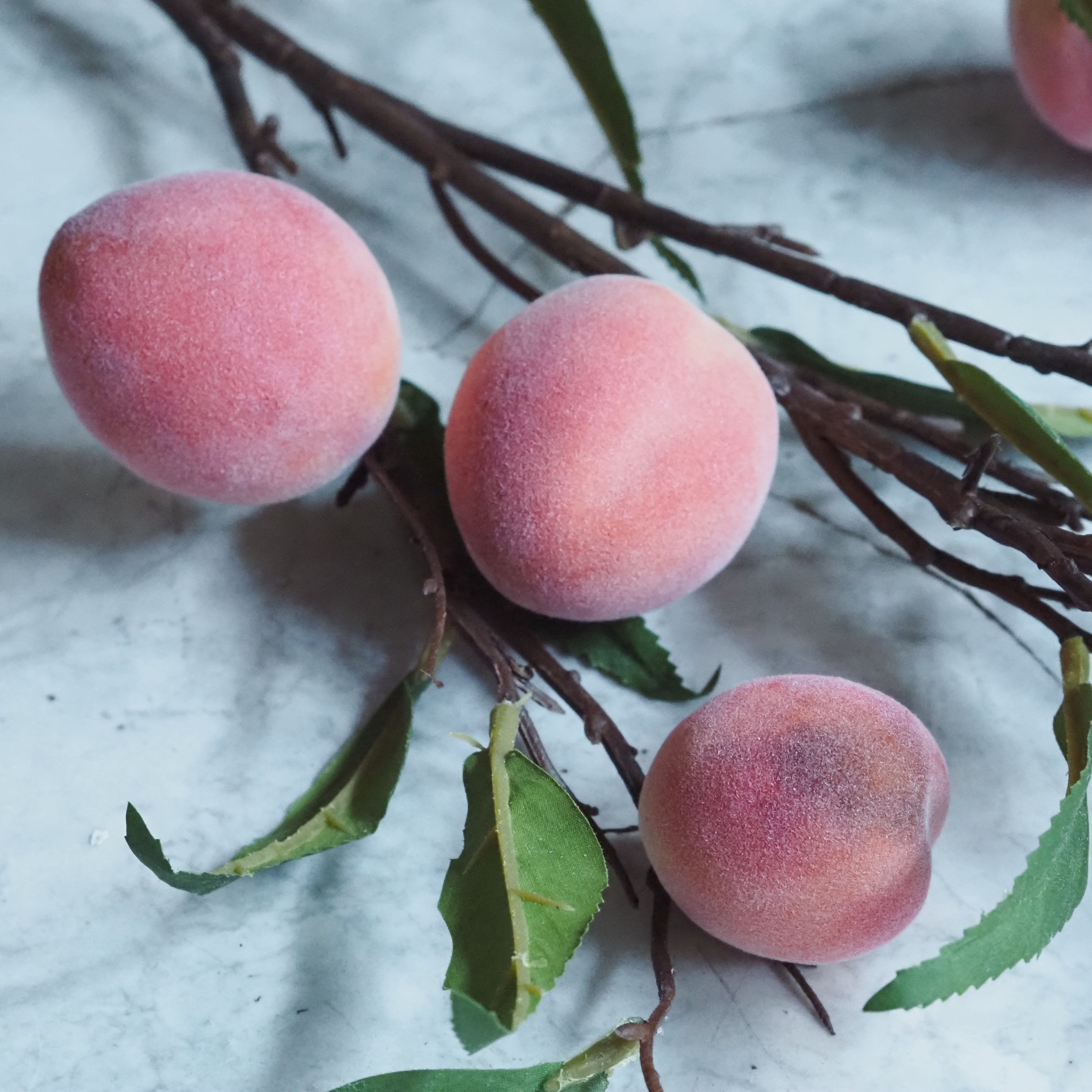Pfirsichzweig Rosé · Dekozweig mit beflockten Früchten und Blattwerk, 95 cm