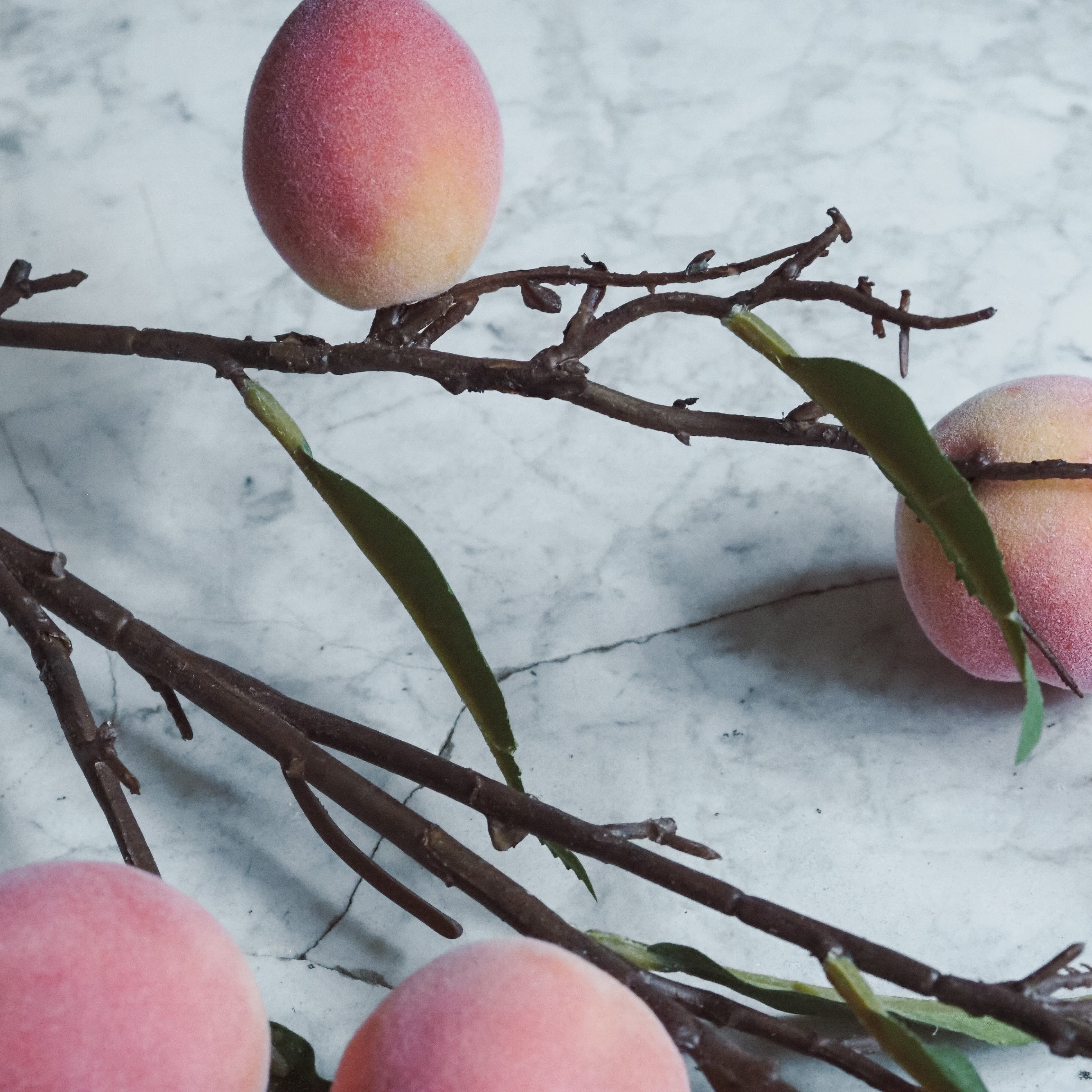 Pfirsichzweig Rosé · Dekozweig mit beflockten Früchten und Blattwerk, 95 cm