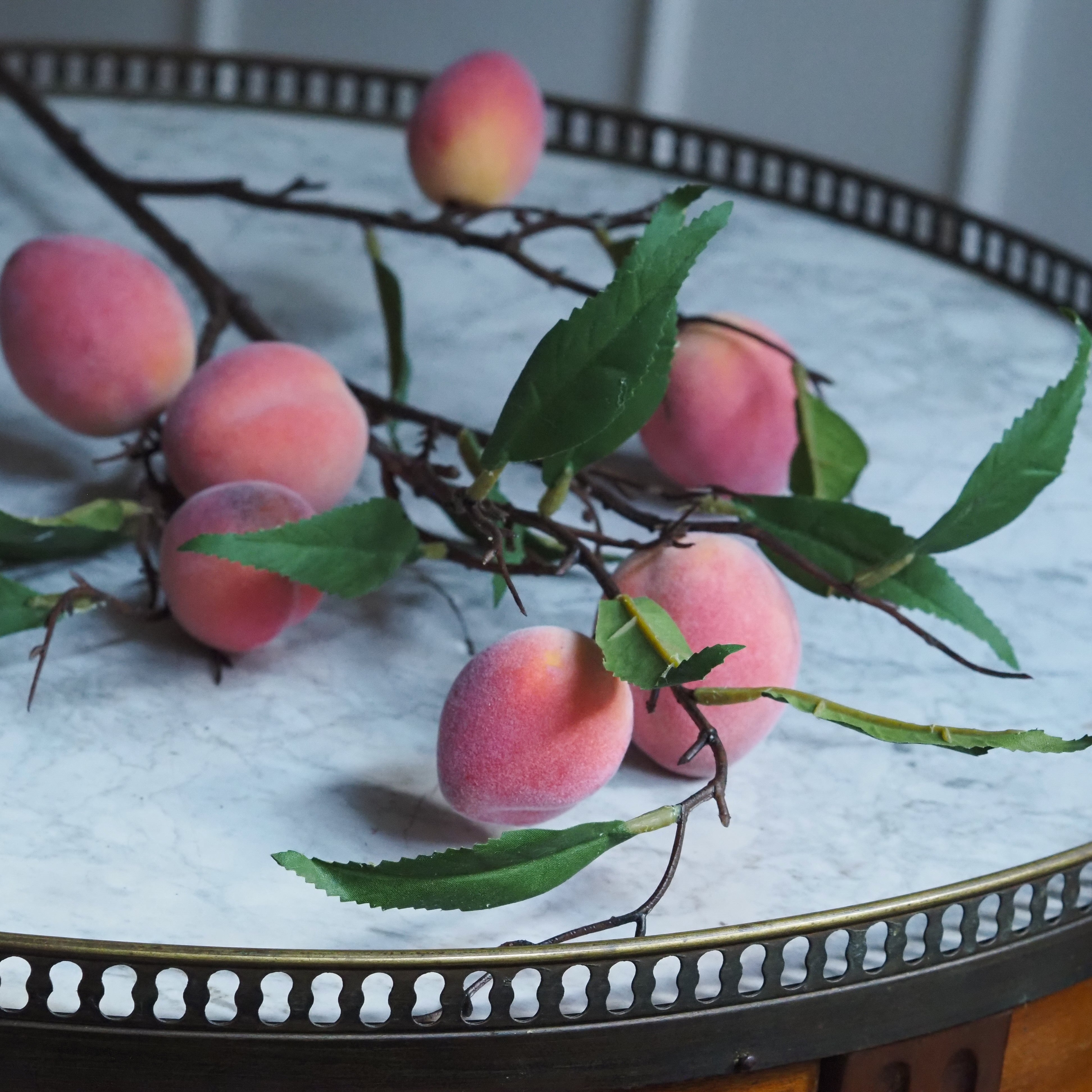 Pfirsichzweig Rosé · Dekozweig mit beflockten Früchten und Blattwerk, 95 cm