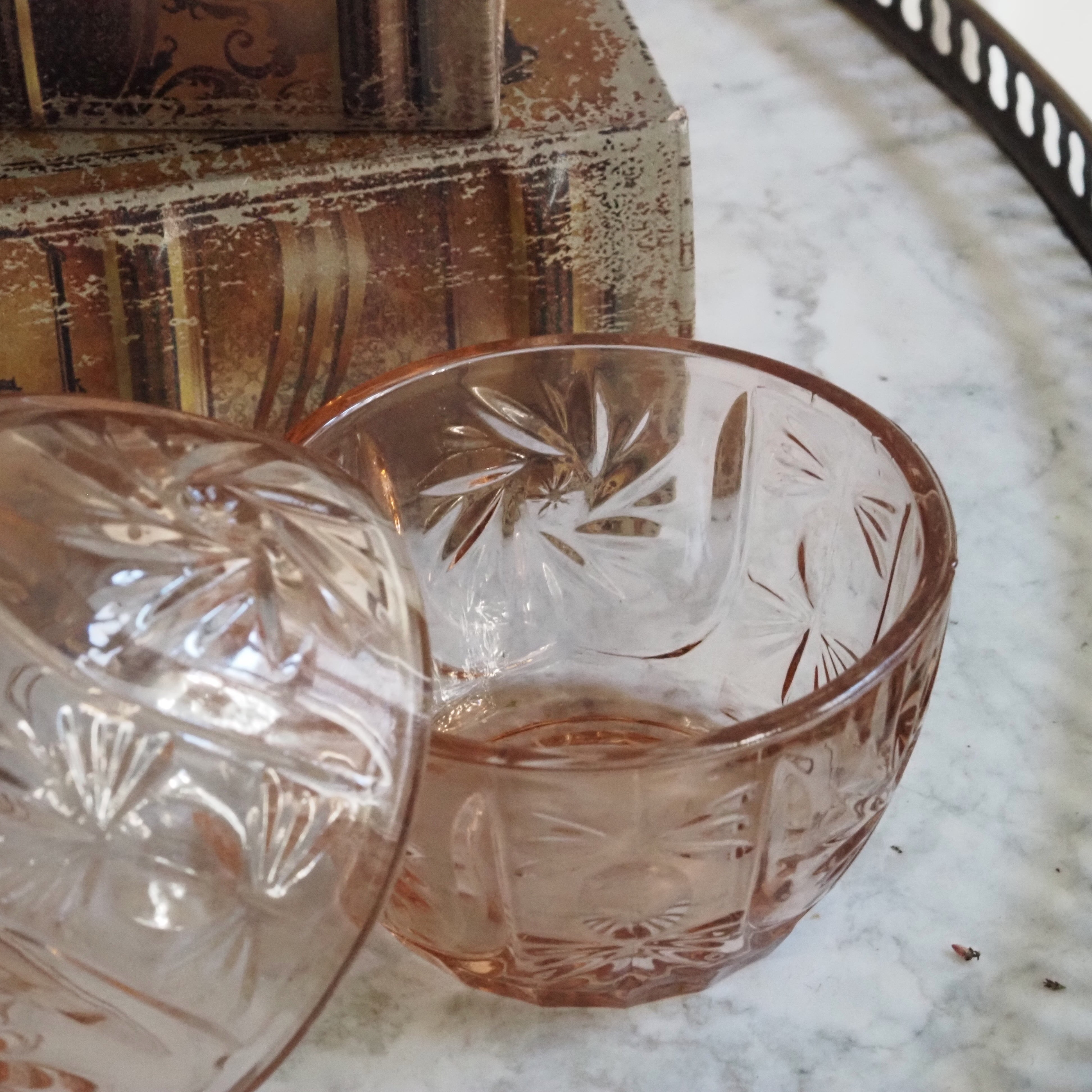 Glaseidose · Pressglas in Roséton · Deckeldose in Glasei Form