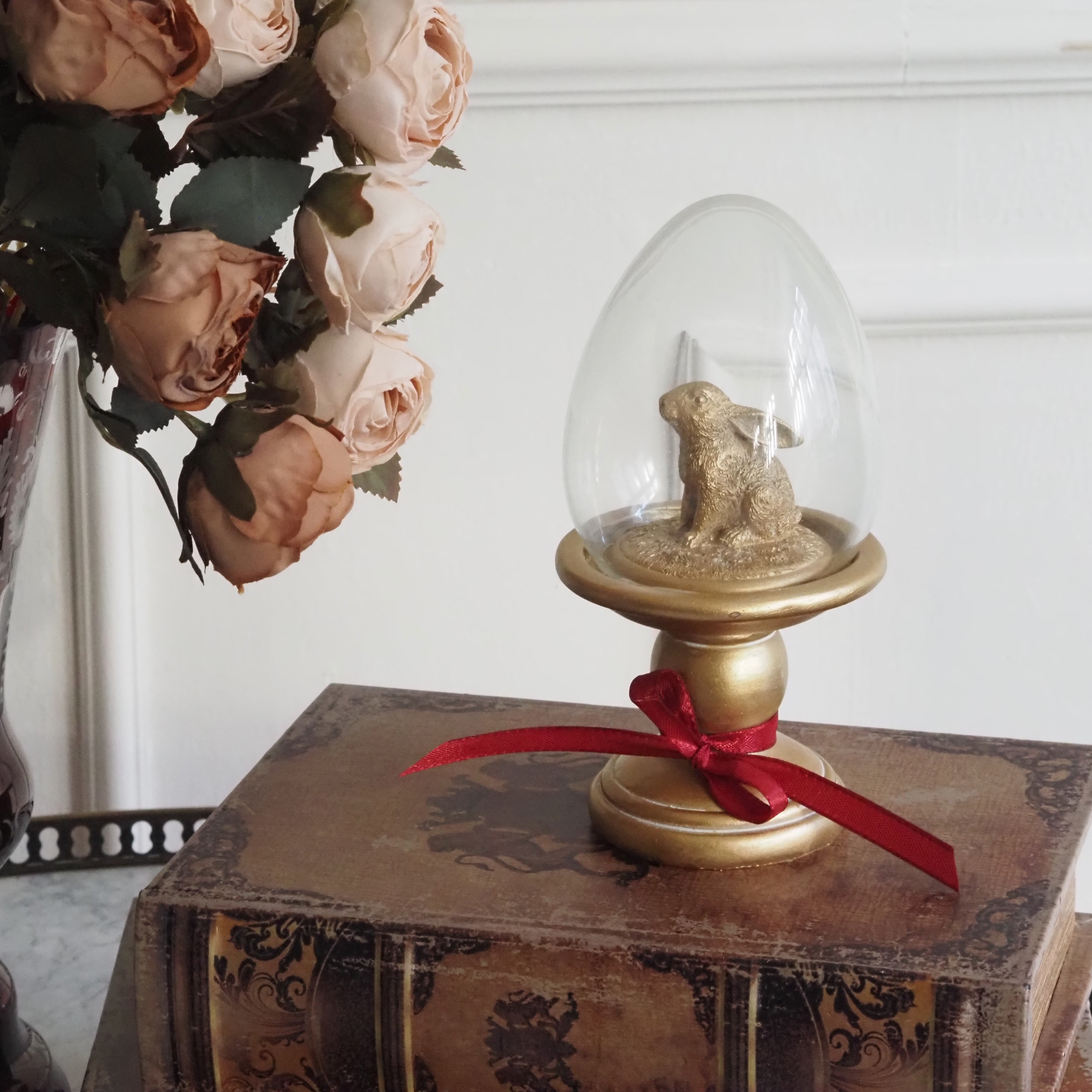 Glaskuppel mit Hasenfigur für Ostern · Dekoratives Objekt im Stil klassischer Glasglocken