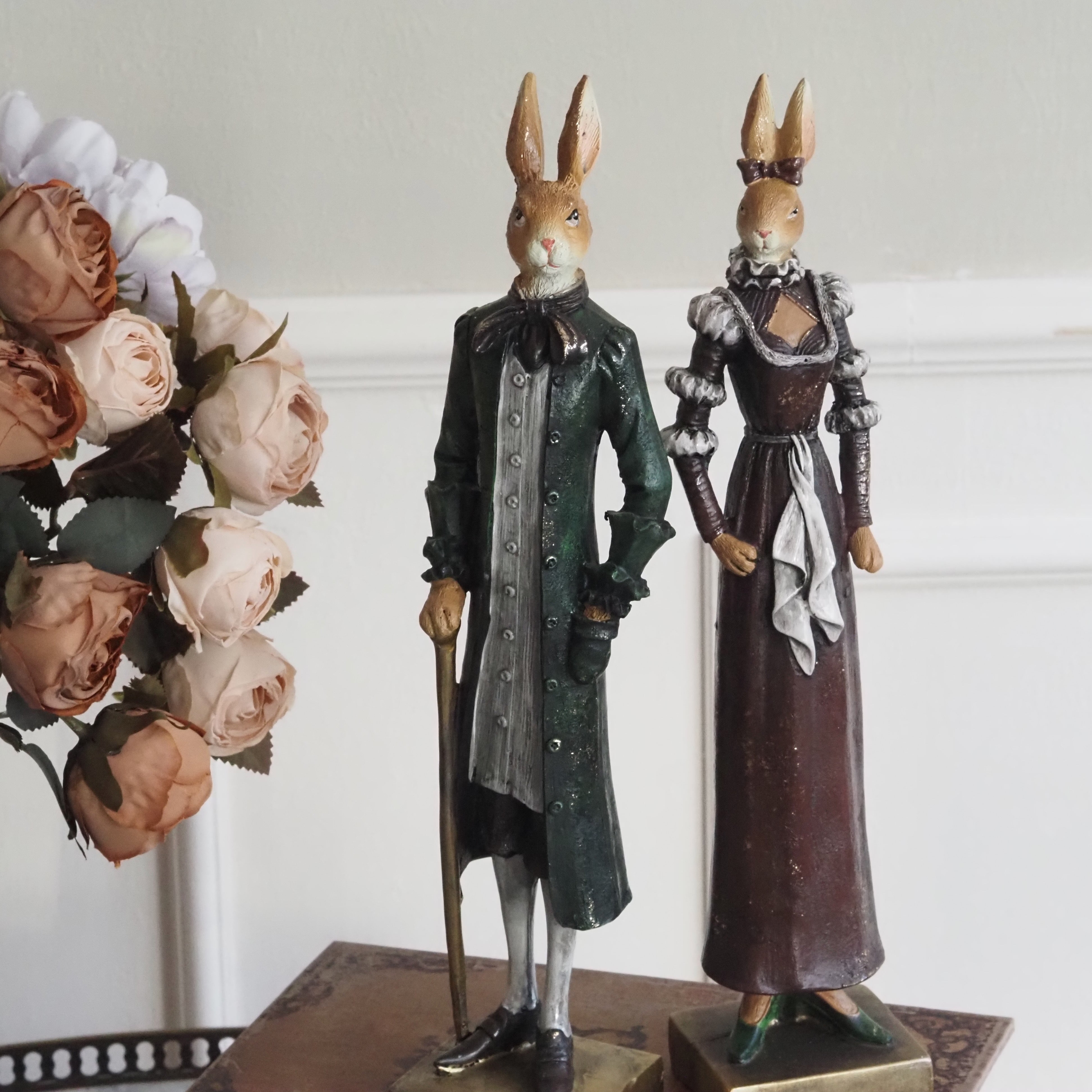 Hasenpaar Figur im Vintage Stil · historistisch inspiriert · Nostalgie Dekor Ostern