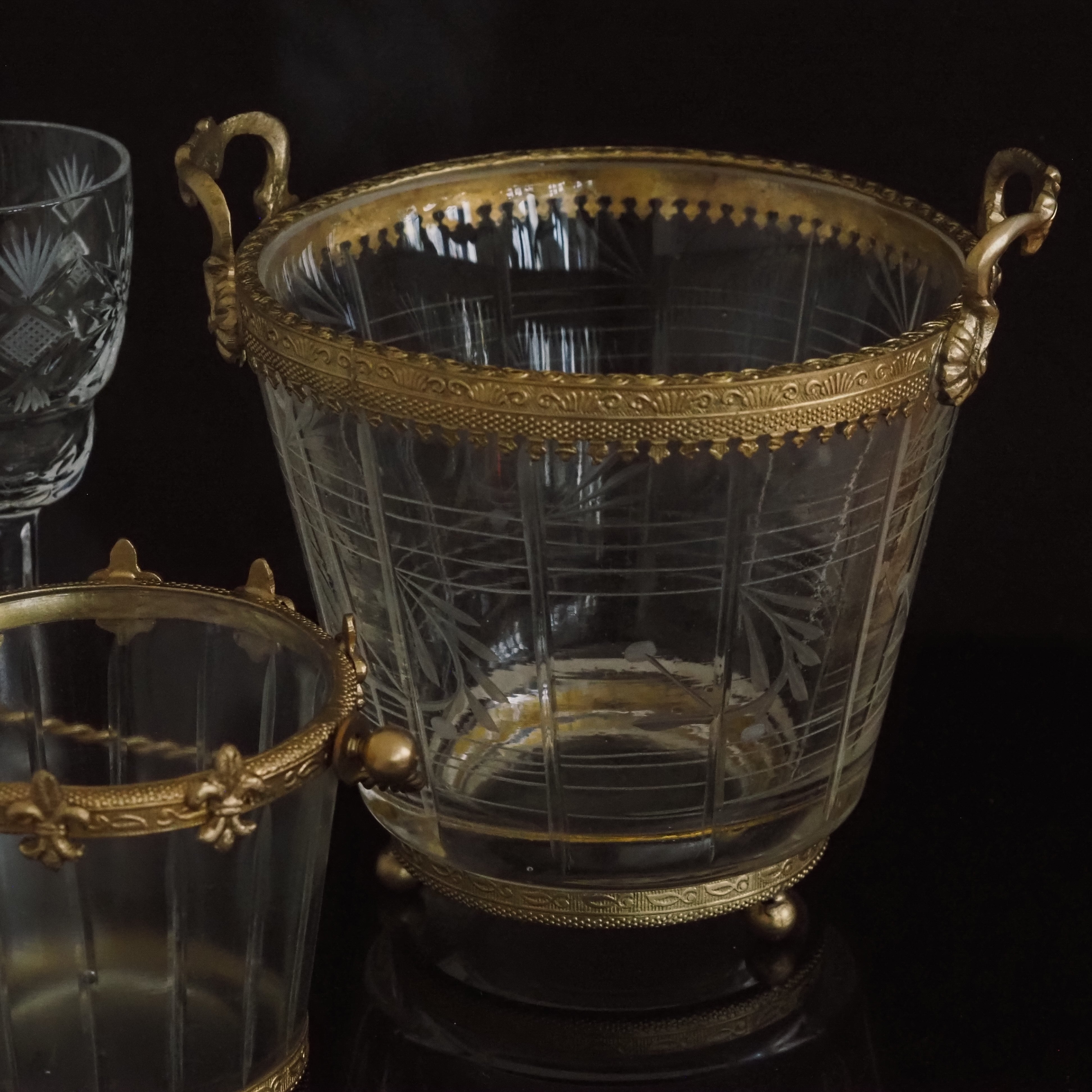 Glasschale mit Metallrand und Griffen · floral geschliffen · historisierend