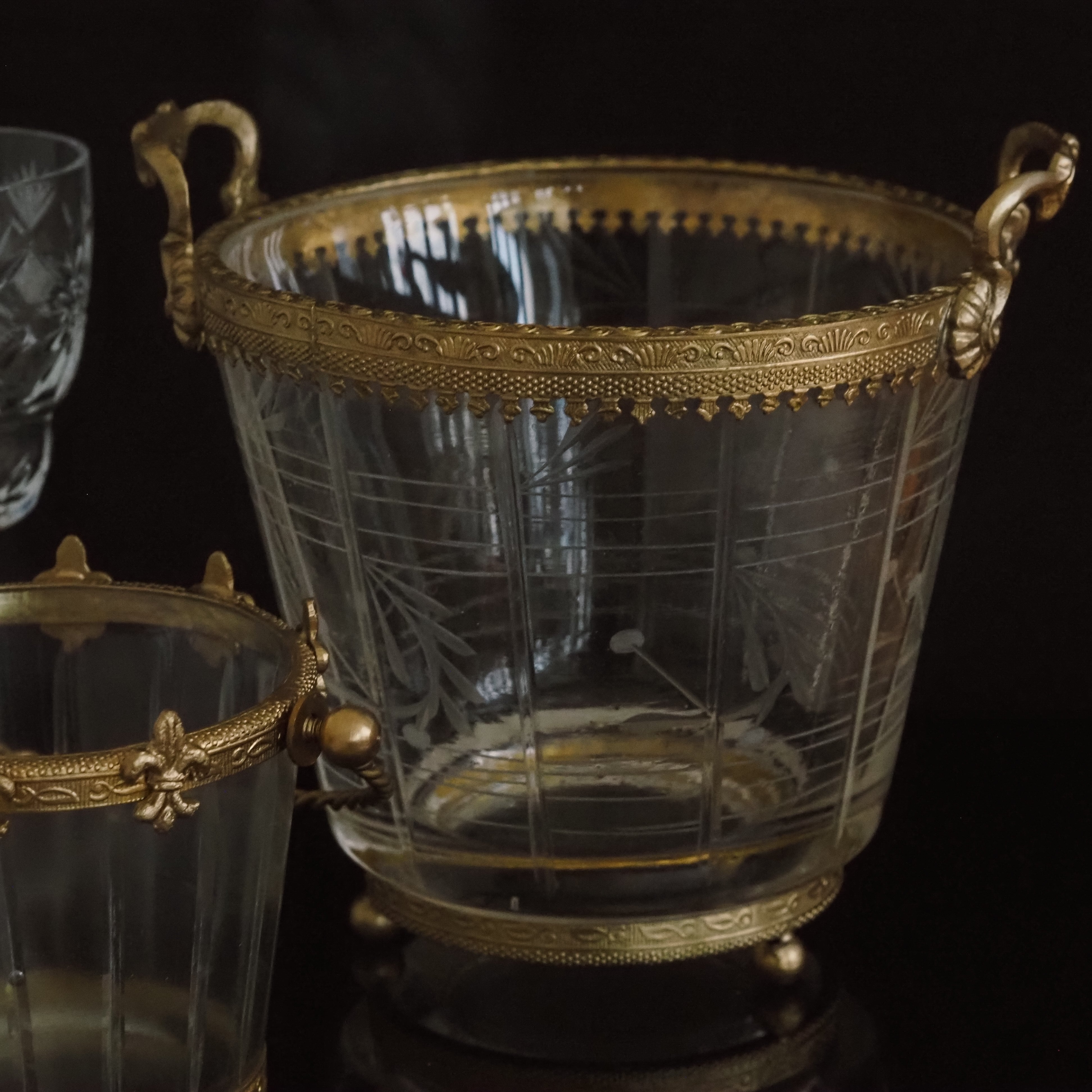 Glasschale mit Metallrand und Griffen · floral geschliffen · historisierend