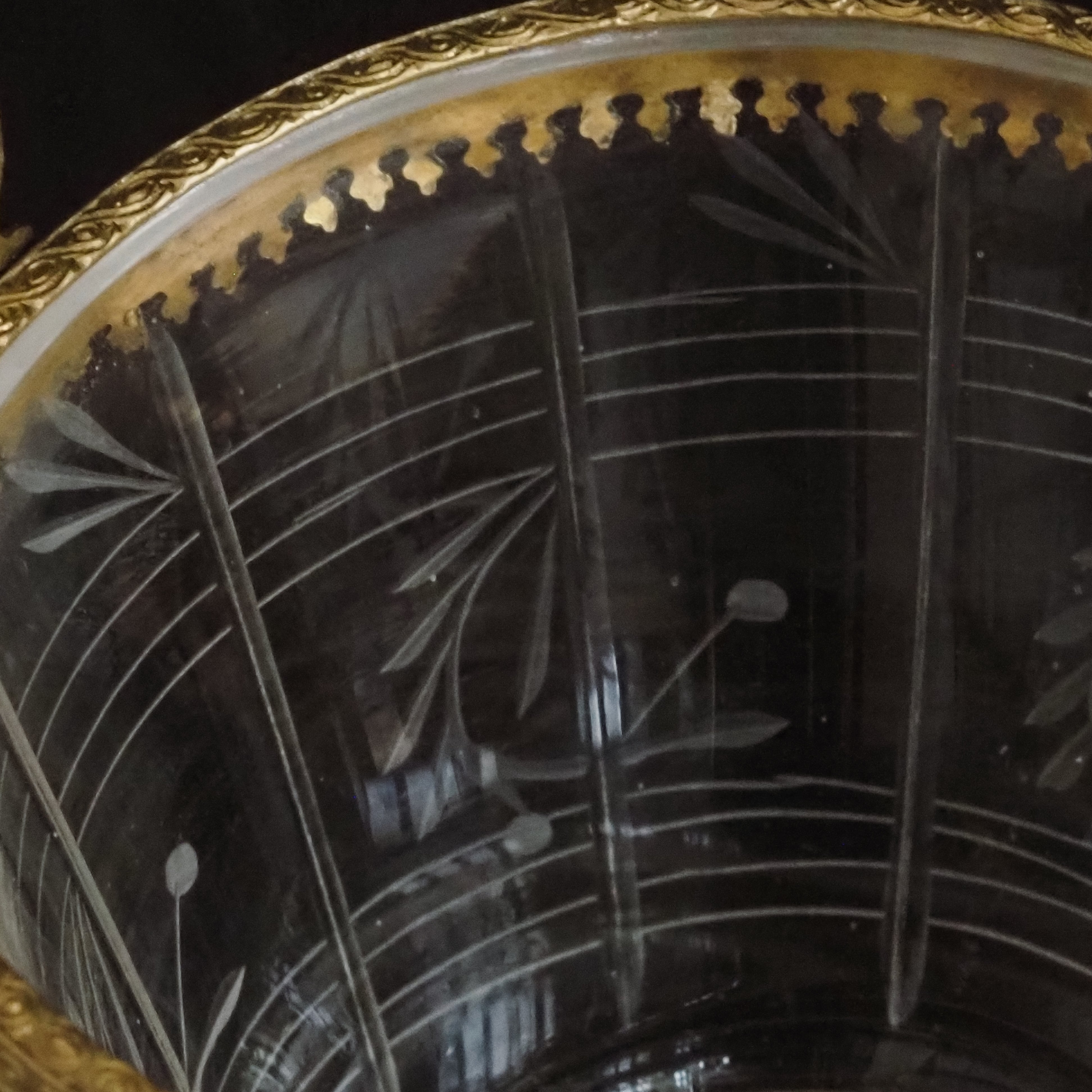 Glasschale mit Metallrand und Griffen · floral geschliffen · historisierend