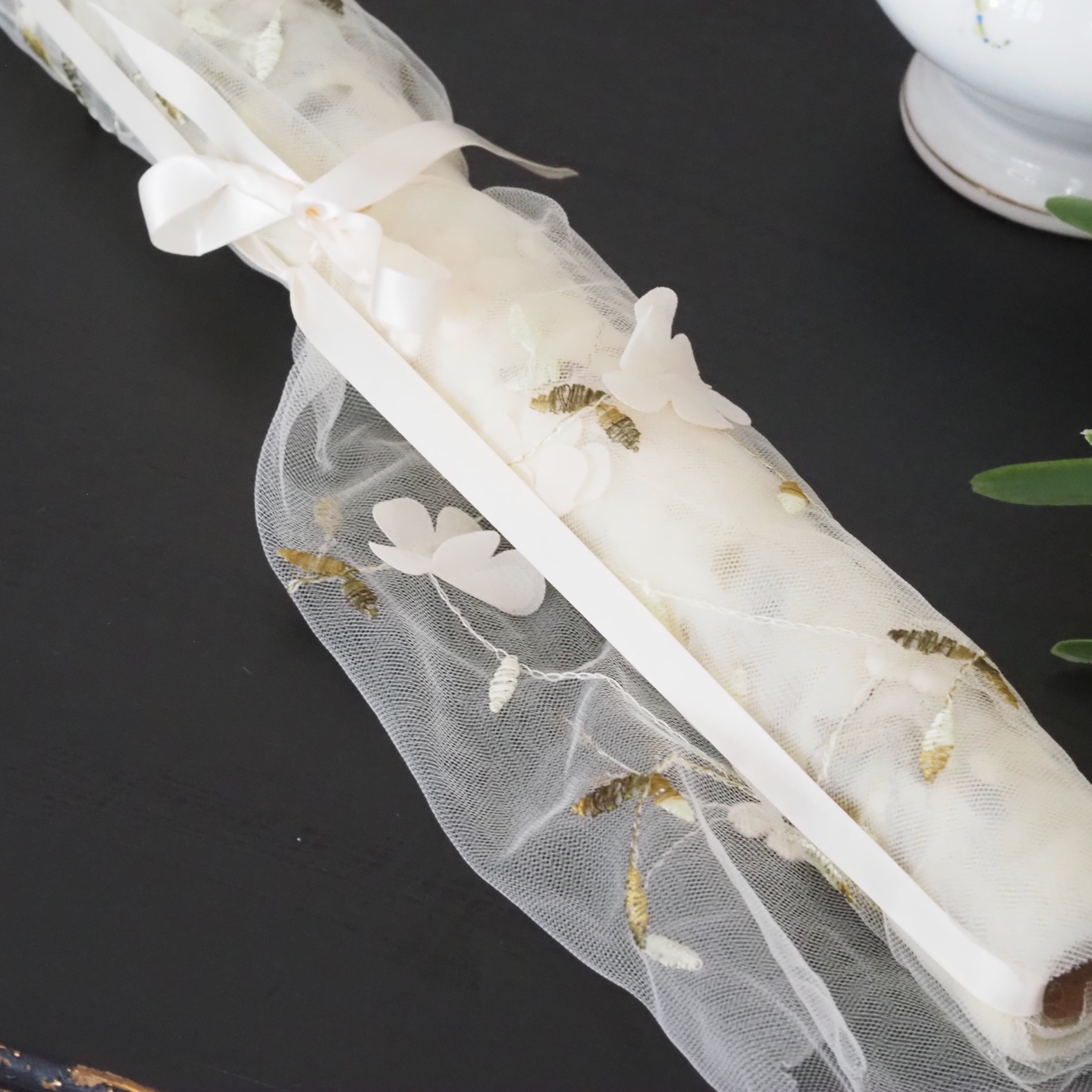 Dekostoff Bohemien · transparenter Stickstoff mit floraler Applikation