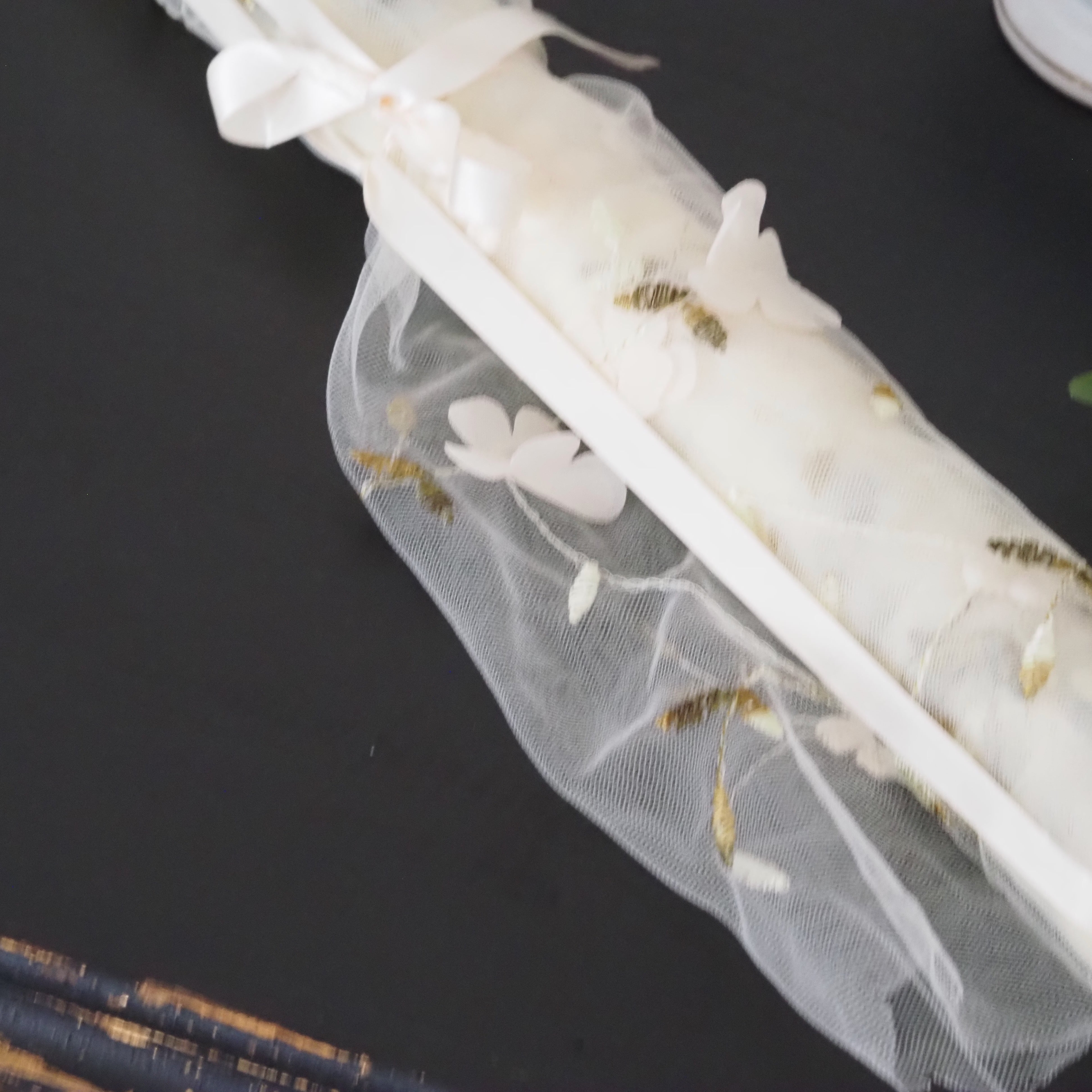 Dekostoff Bohemien · transparenter Stickstoff mit floraler Applikation