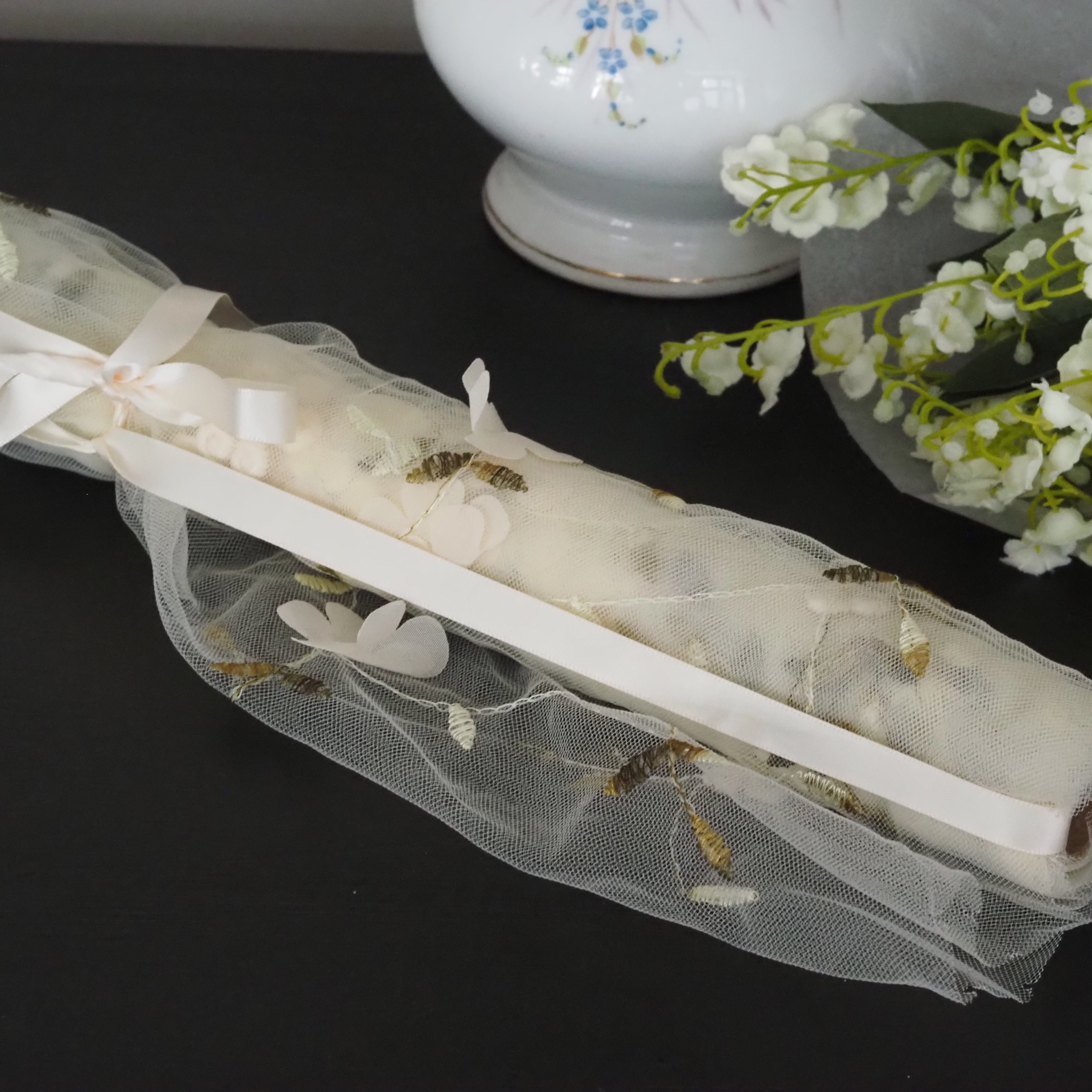 Dekostoff Bohemien · transparenter Stickstoff mit floraler Applikation