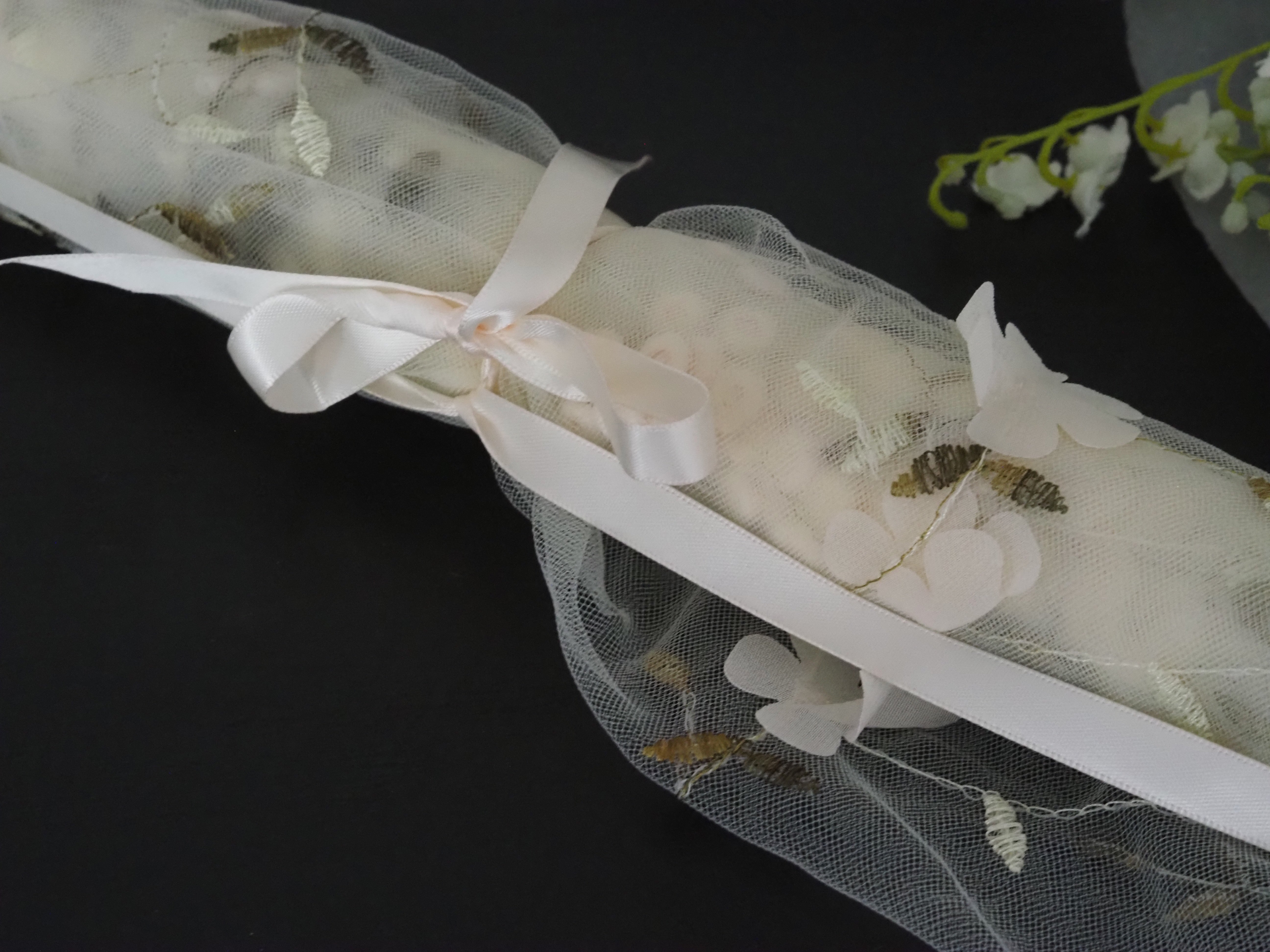 Dekostoff Bohemien · transparenter Stickstoff mit floraler Applikation