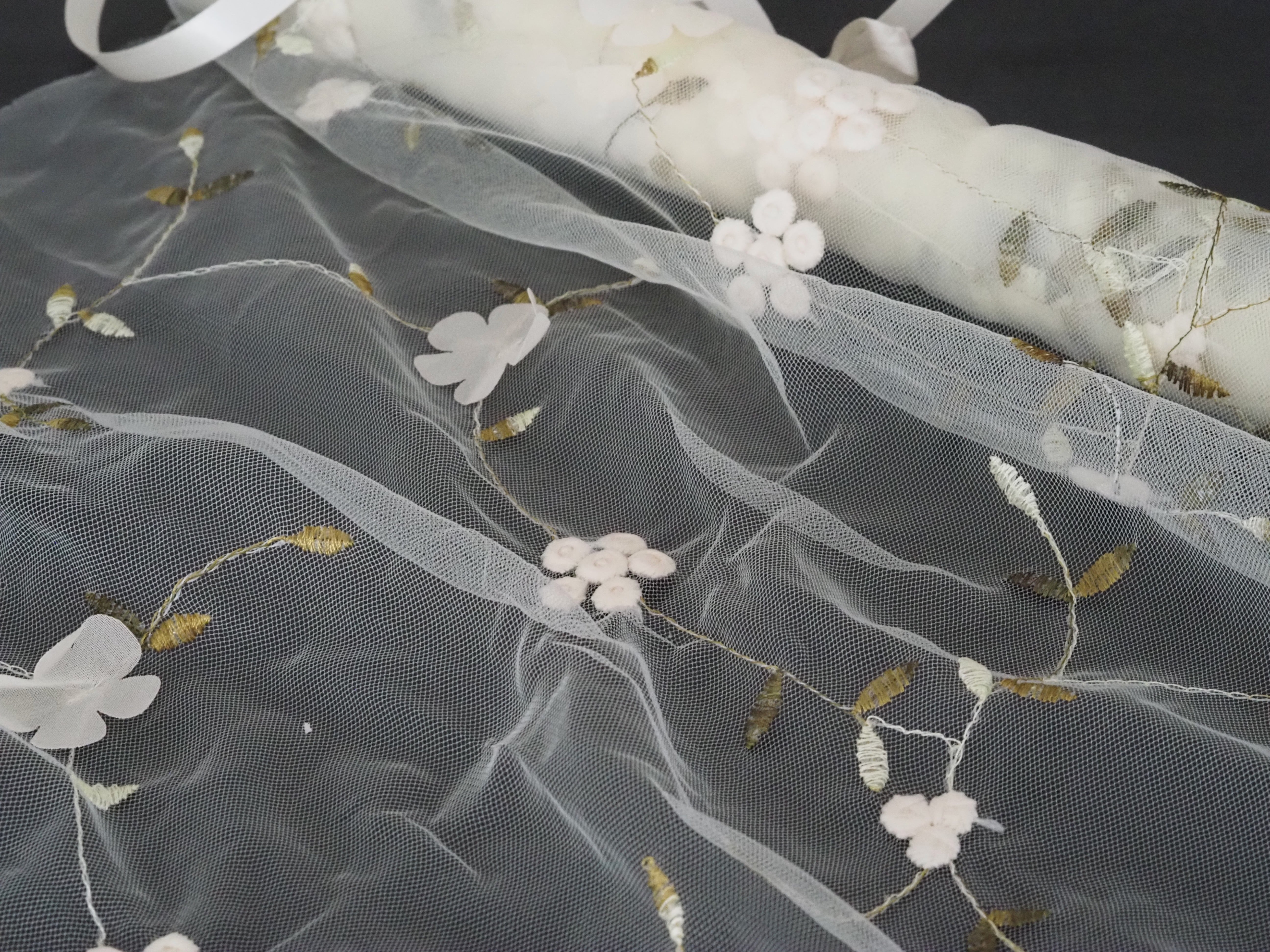 Dekostoff Bohemien · transparenter Stickstoff mit floraler Applikation