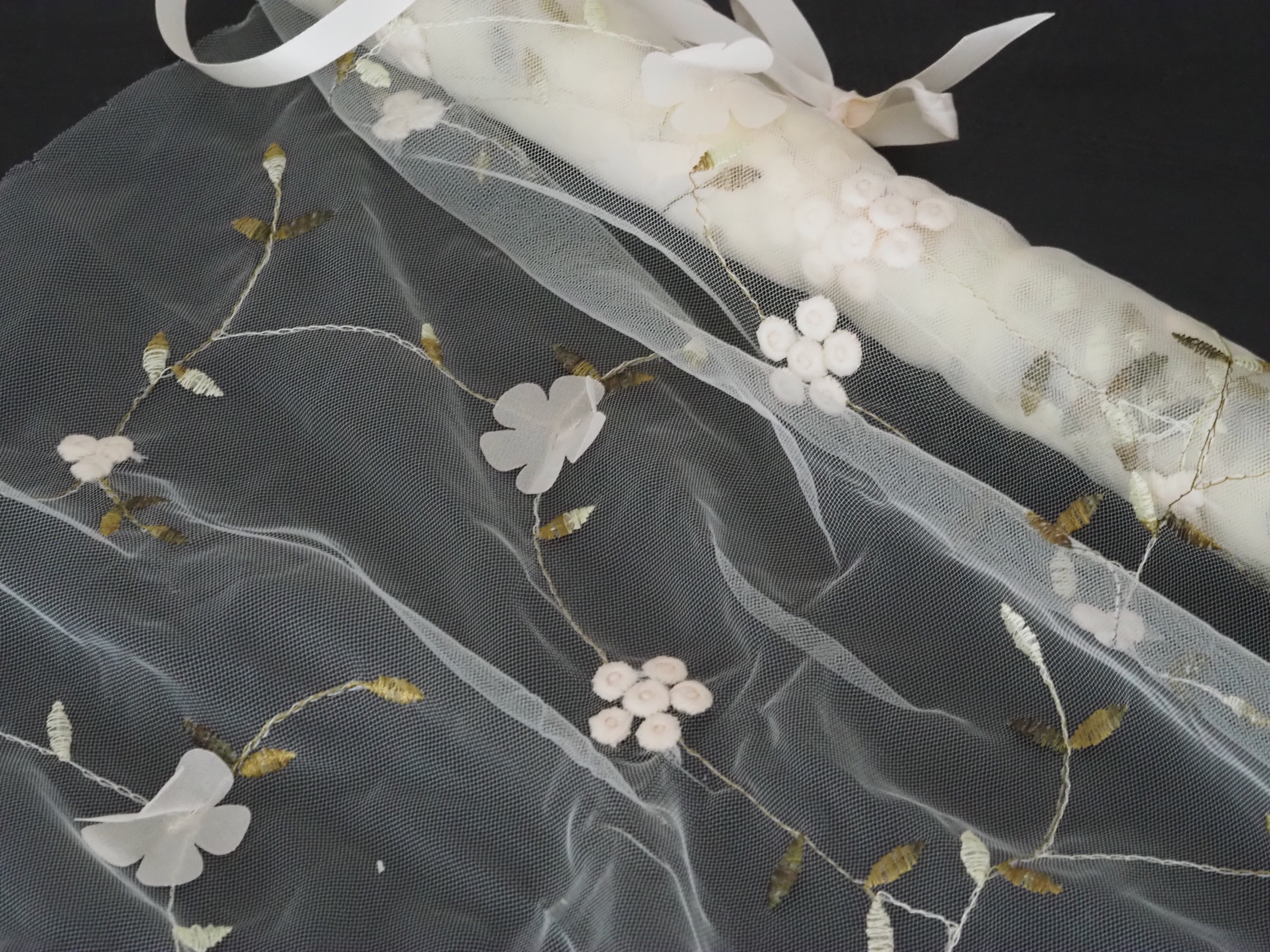 Dekostoff Bohemien · transparenter Stickstoff mit floraler Applikation