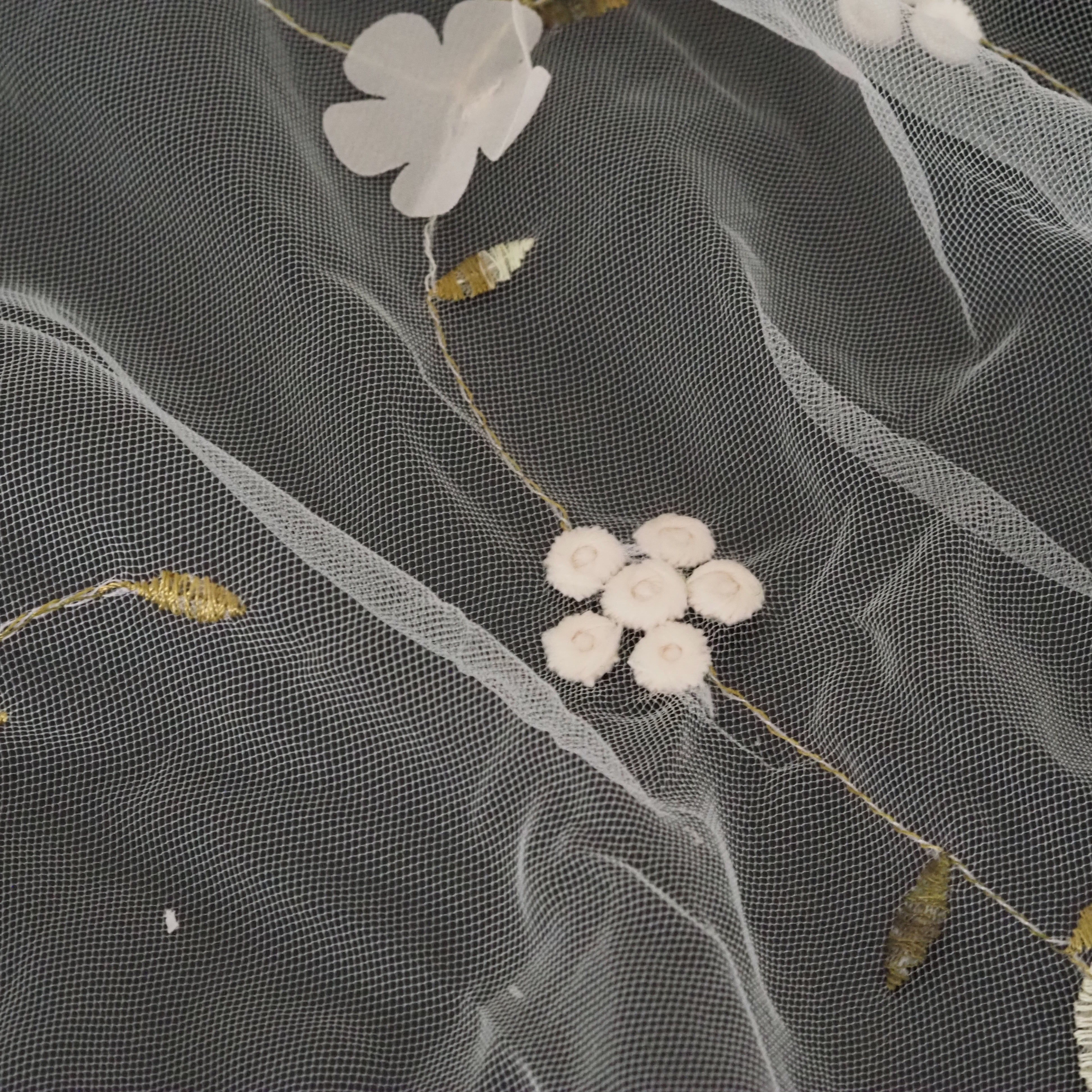 Dekostoff Bohemien · transparenter Stickstoff mit floraler Applikation