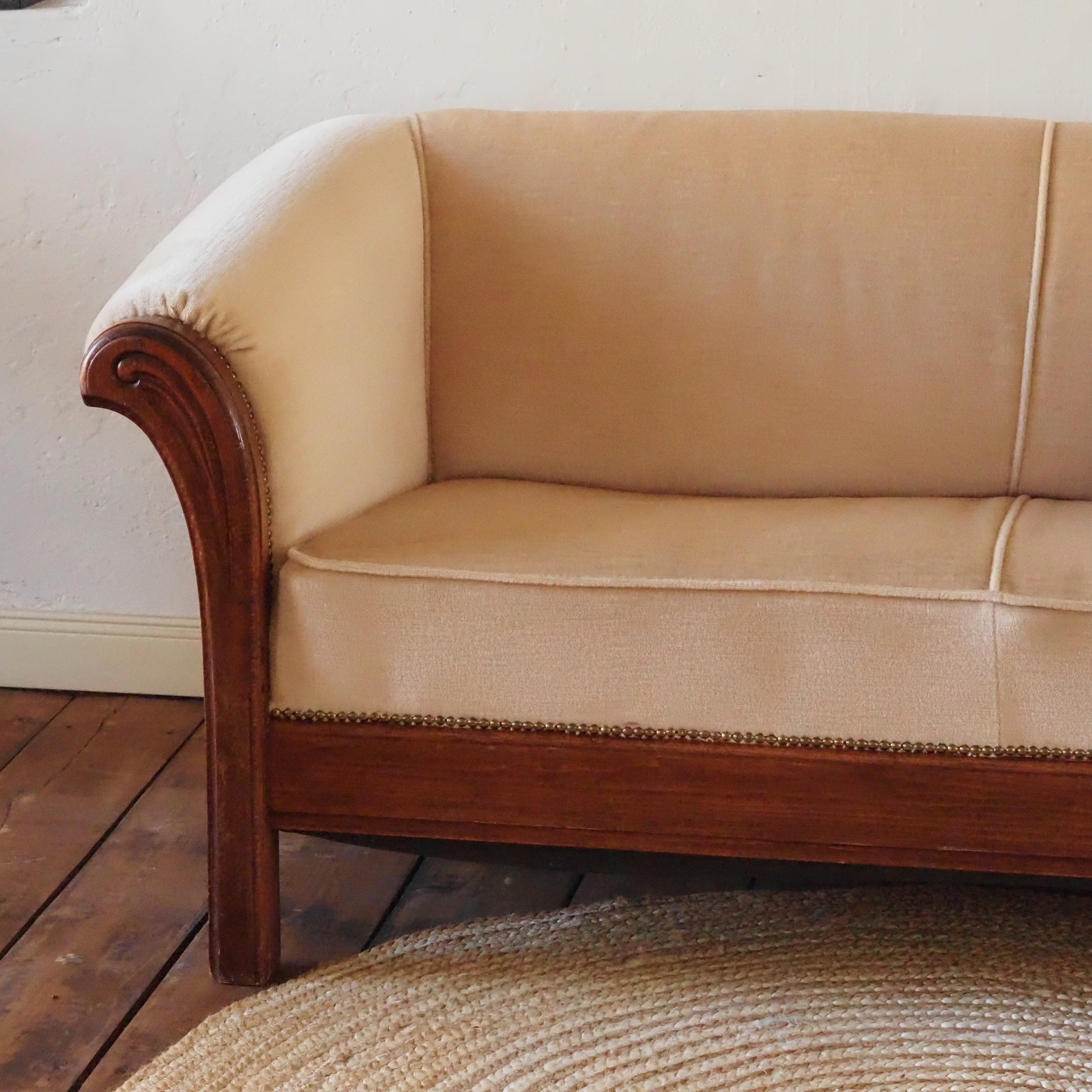 Art Déco Sofa Zweisitzer um 1930 mit geschwungenen Armlehnen