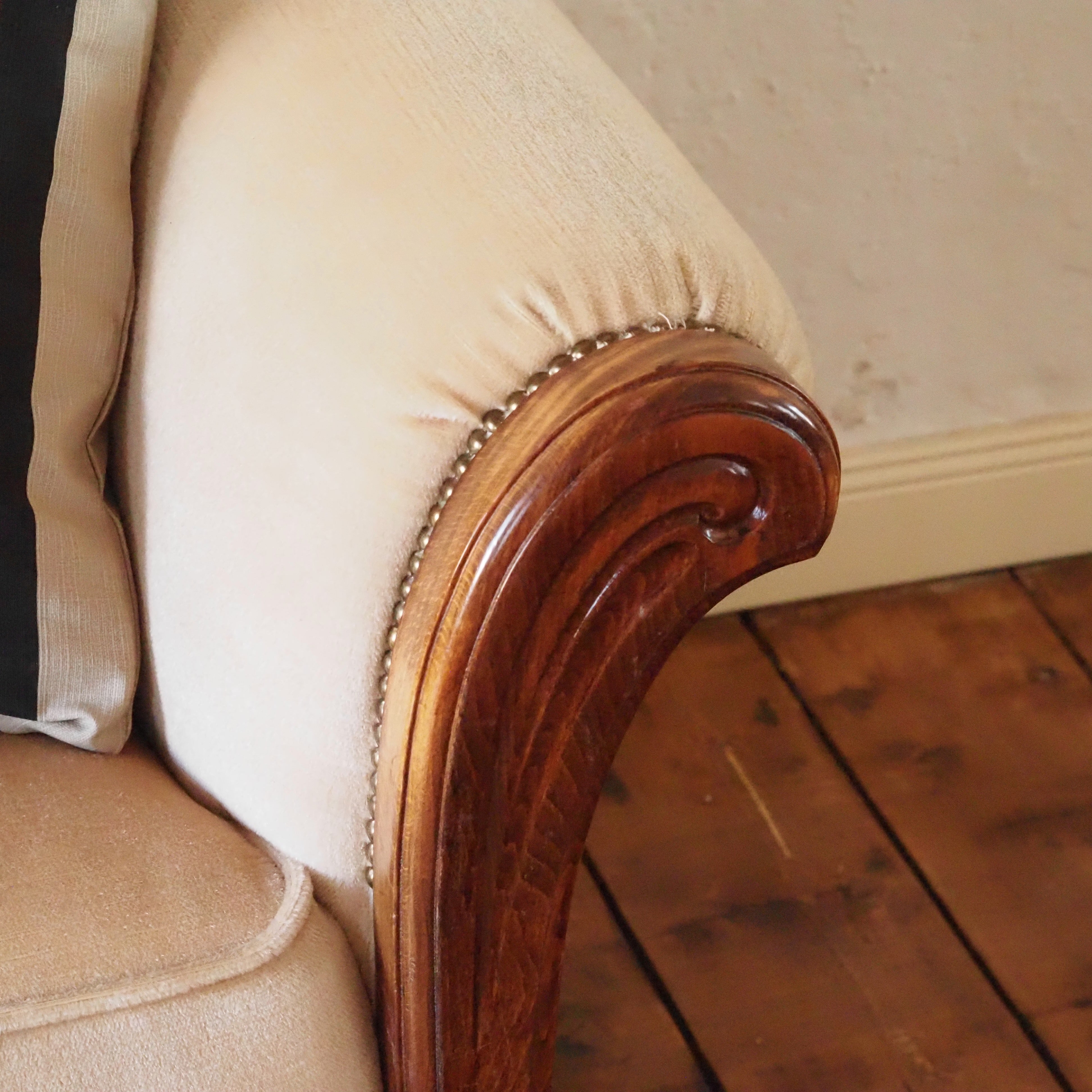 Art Déco Sofa Zweisitzer um 1930 mit geschwungenen Armlehnen