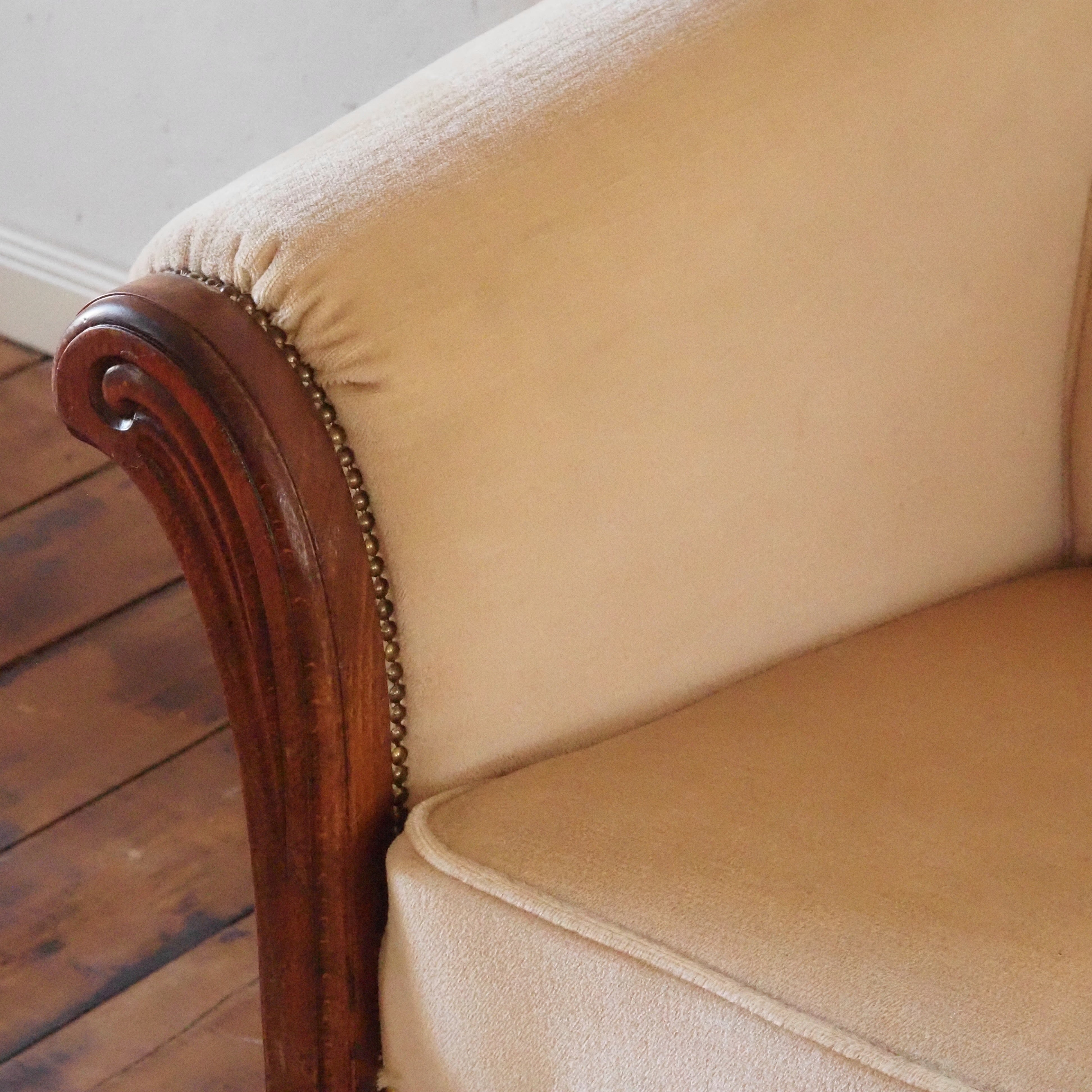 Art Déco Sofa Zweisitzer um 1930 mit geschwungenen Armlehnen