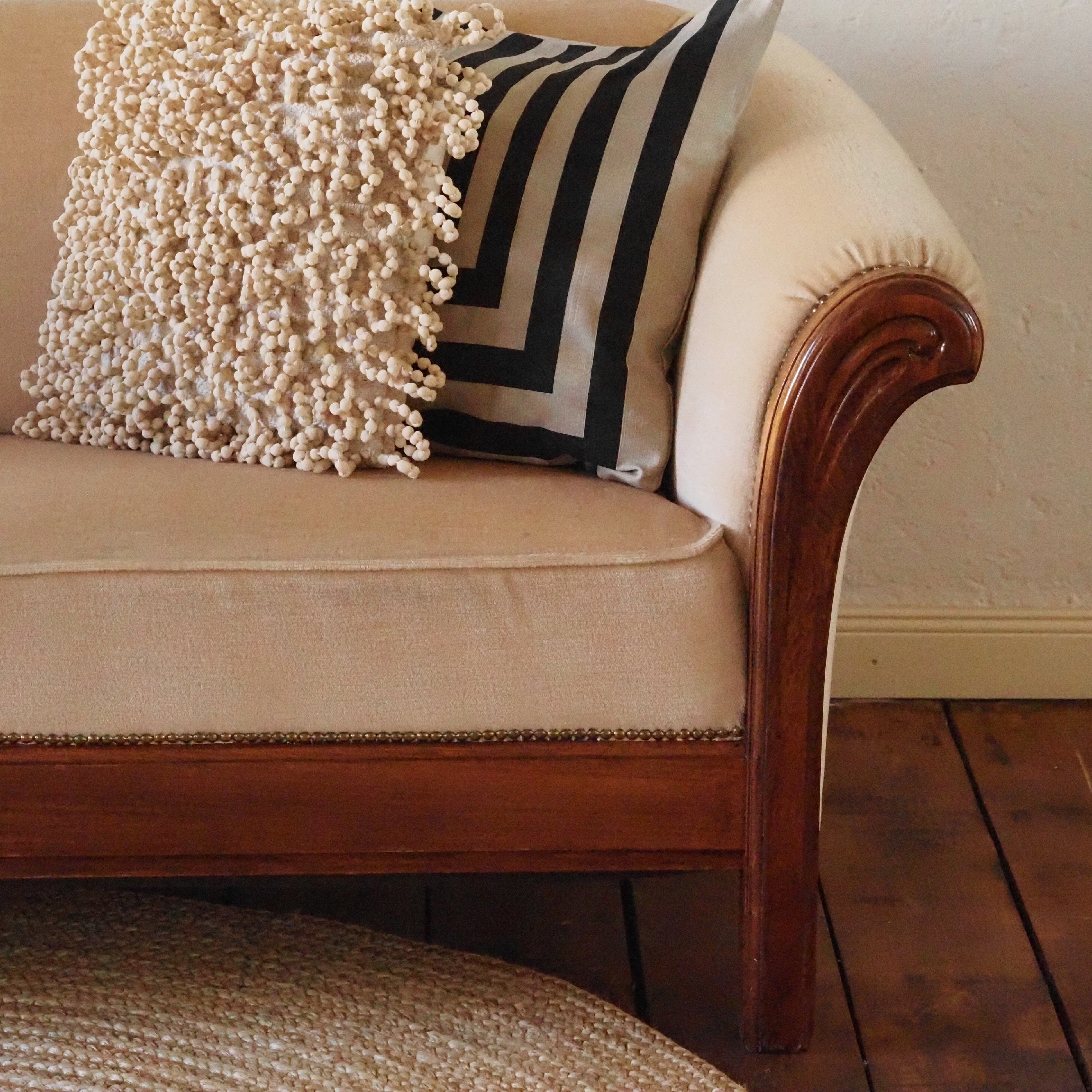 Art Déco Sofa Zweisitzer um 1930 mit geschwungenen Armlehnen