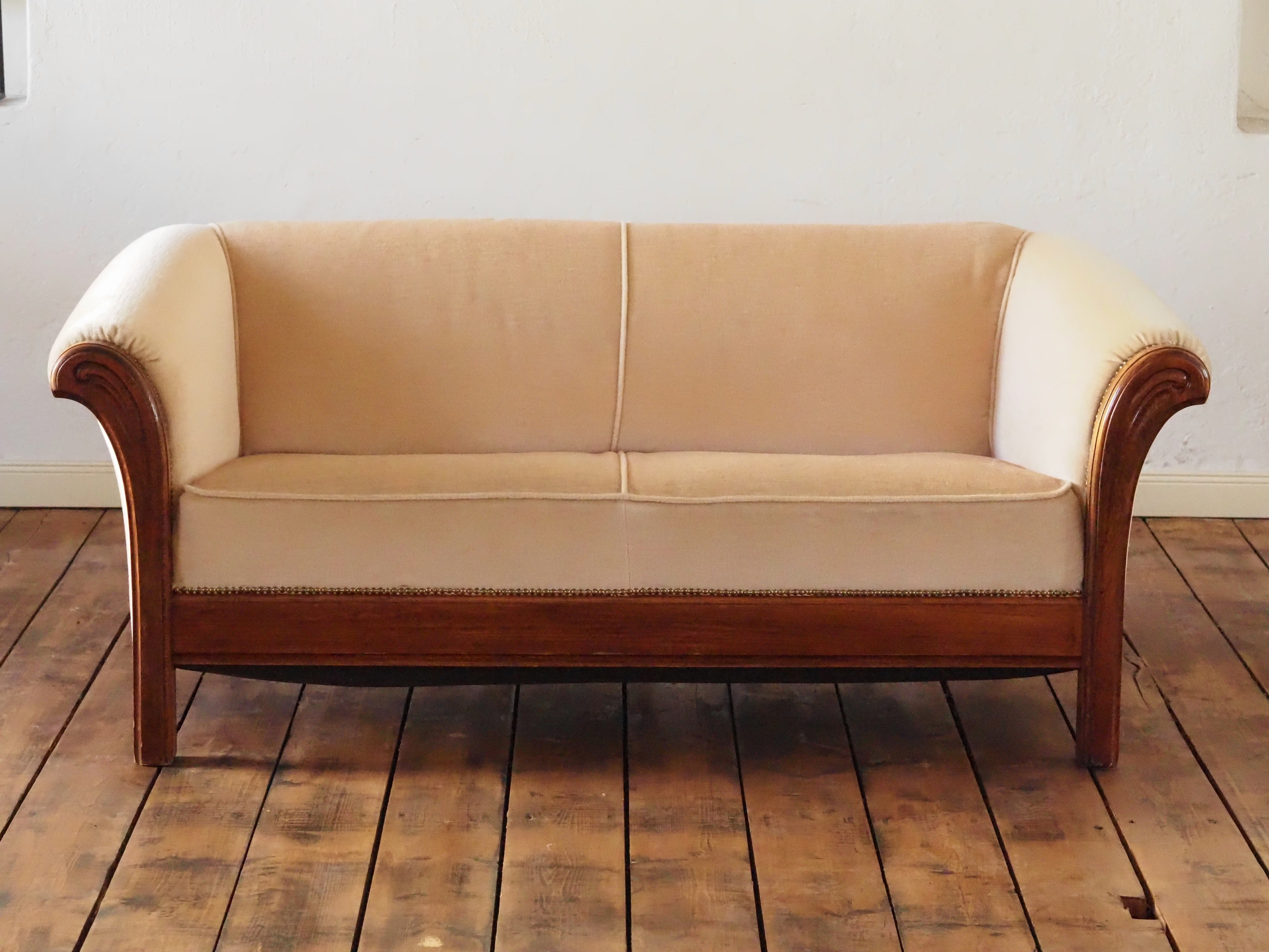 Art Déco Sofa Zweisitzer um 1930 mit geschwungenen Armlehnen