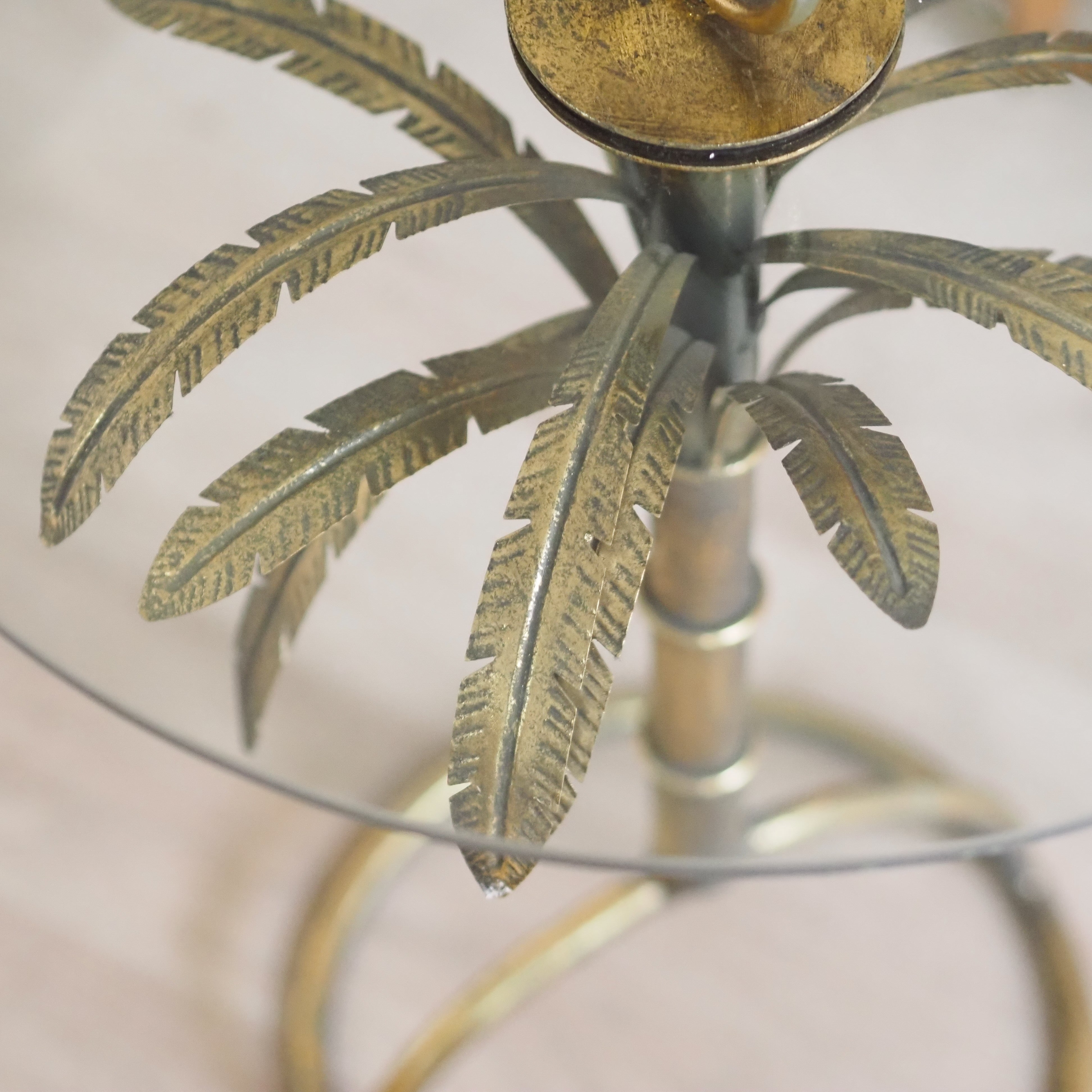 Runder Beistelltisch, Glastisch mit Palmengestell – Metall altgold, Glasplatte