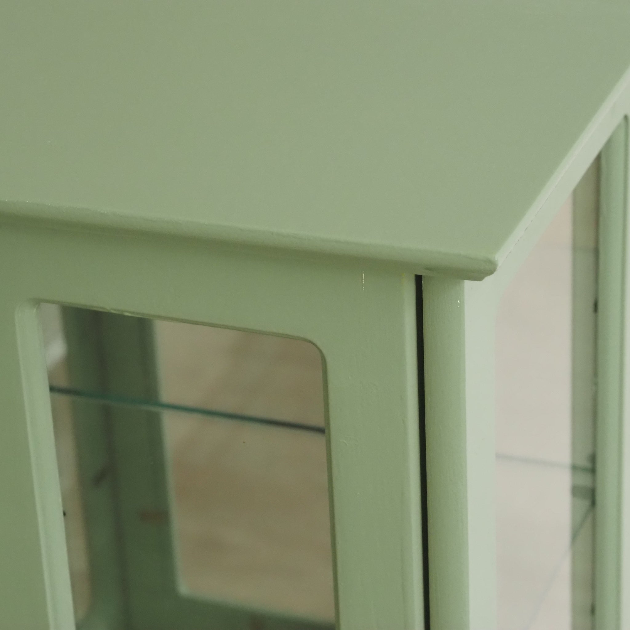 Kleine Vitrine in Pastellgrün - Vitrinenschrank doppeltürig mit Spiegelrückwand