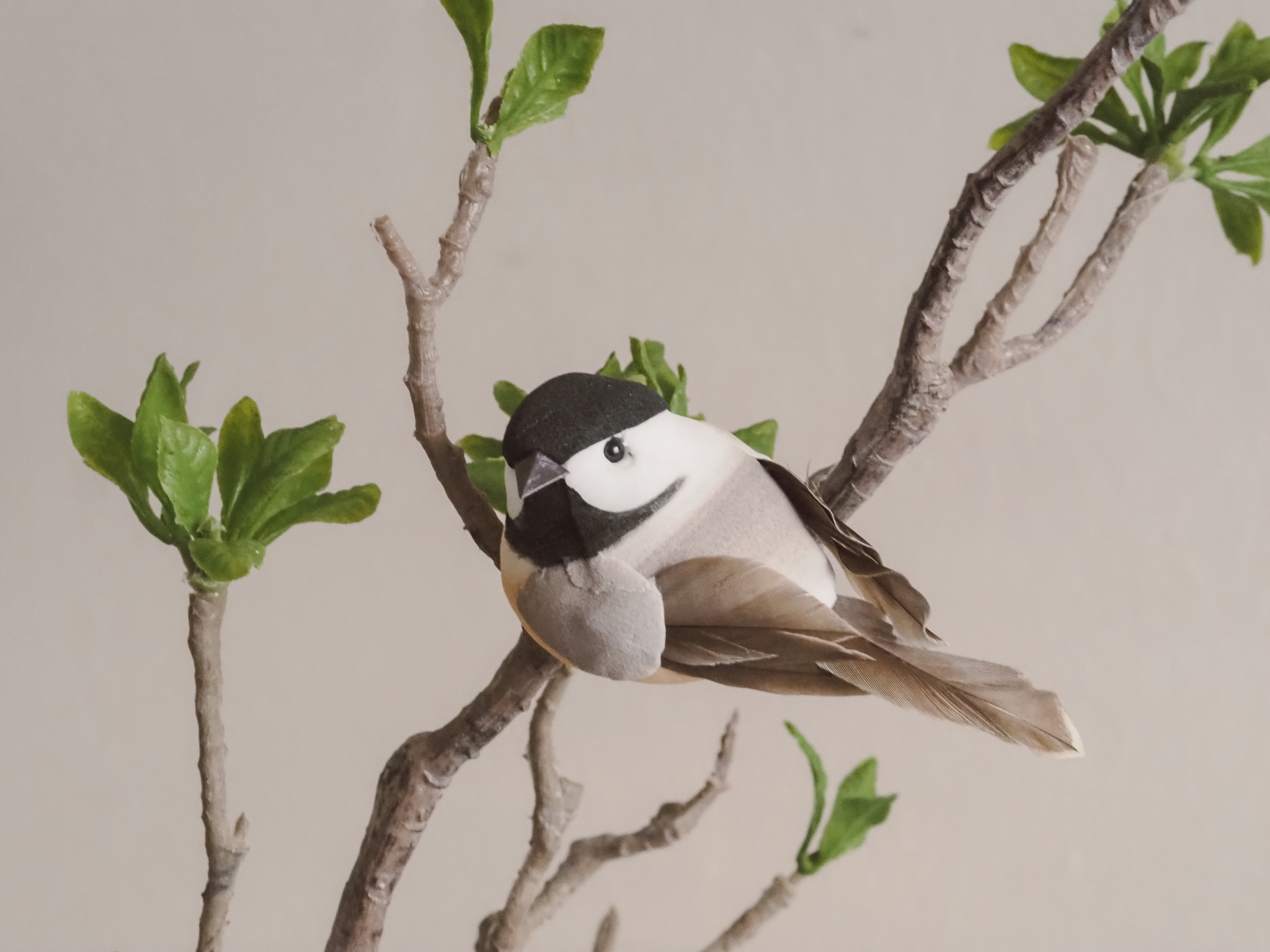 Dekorationsvögel mit Clip · Naturinspirierte Frühlingsdekoration, Kunstvogel