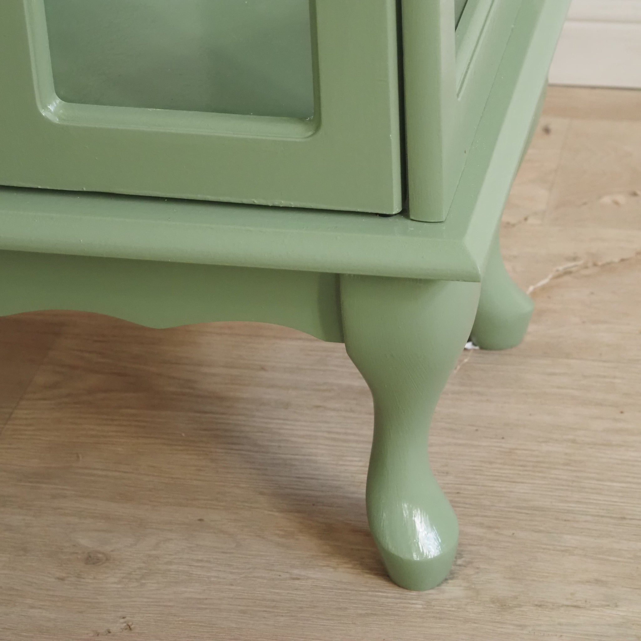 Kleine Vitrine in Pastellgrün - Vitrinenschrank doppeltürig mit Spiegelrückwand