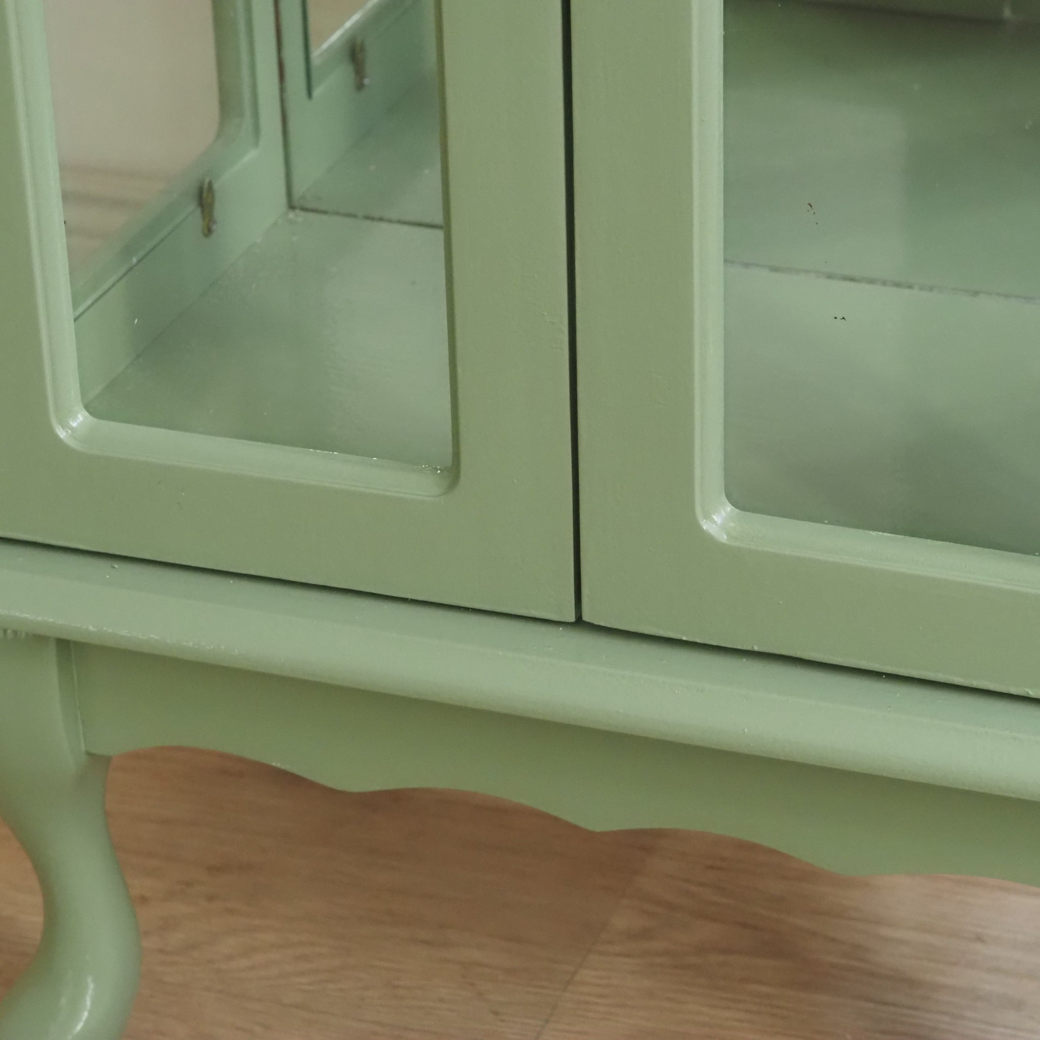 Kleine Vitrine in Pastellgrün - Vitrinenschrank doppeltürig mit Spiegelrückwand