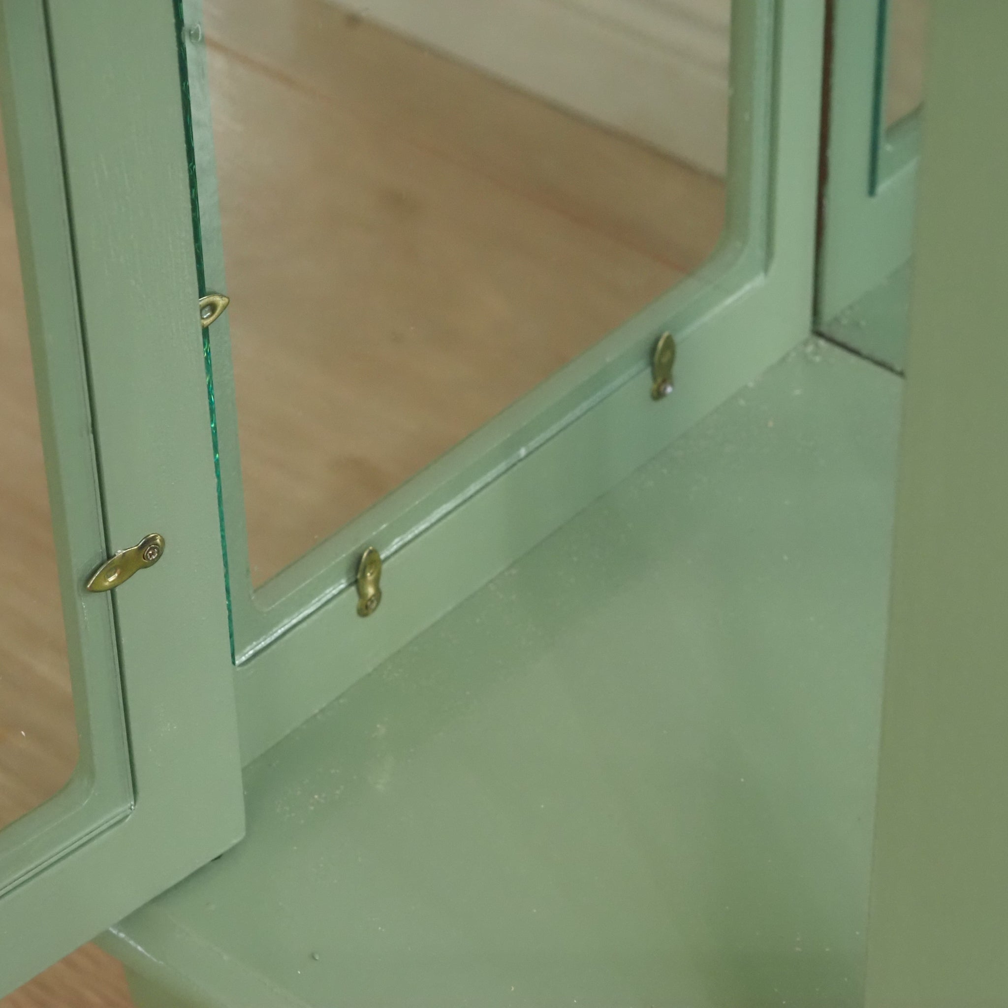 Kleine Vitrine in Pastellgrün - Vitrinenschrank doppeltürig mit Spiegelrückwand