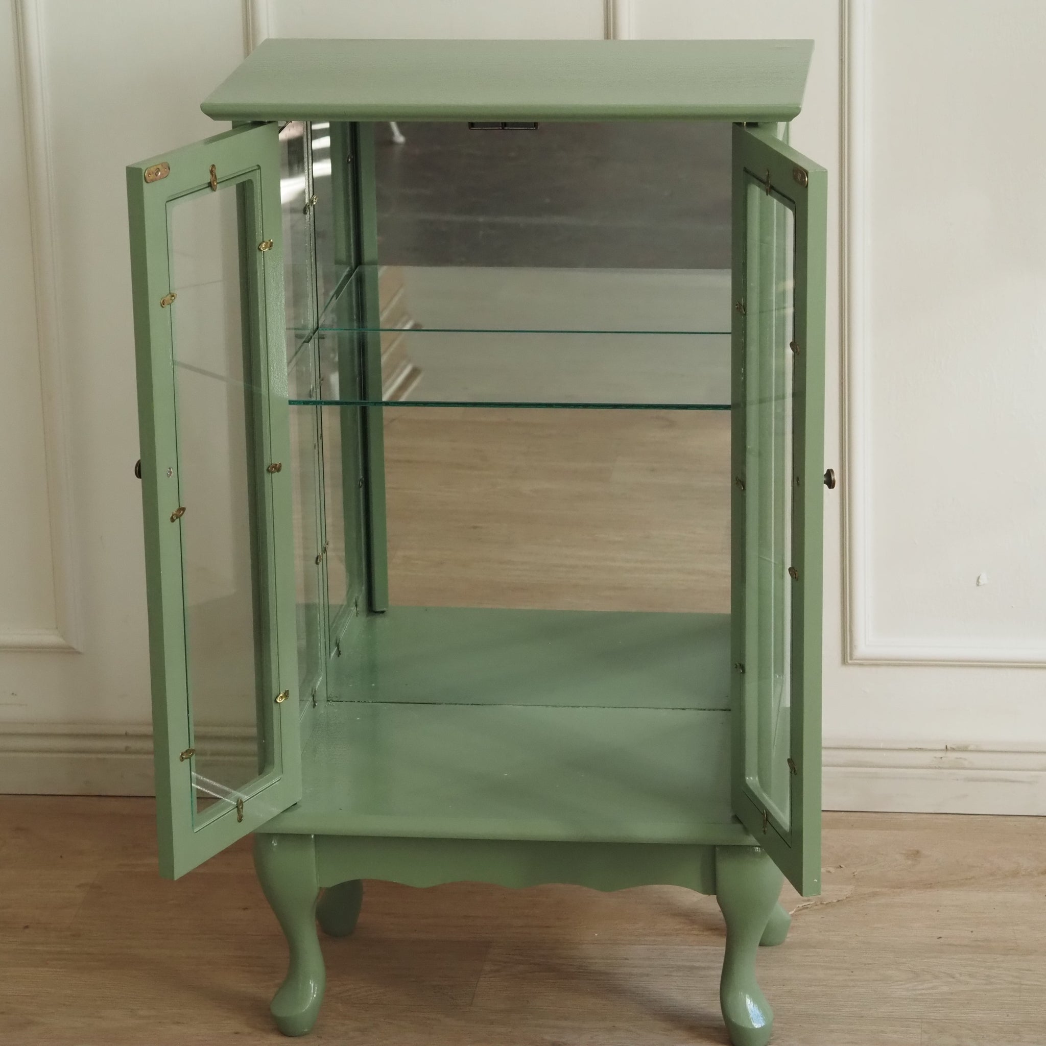 Kleine Vitrine in Pastellgrün - Vitrinenschrank doppeltürig mit Spiegelrückwand