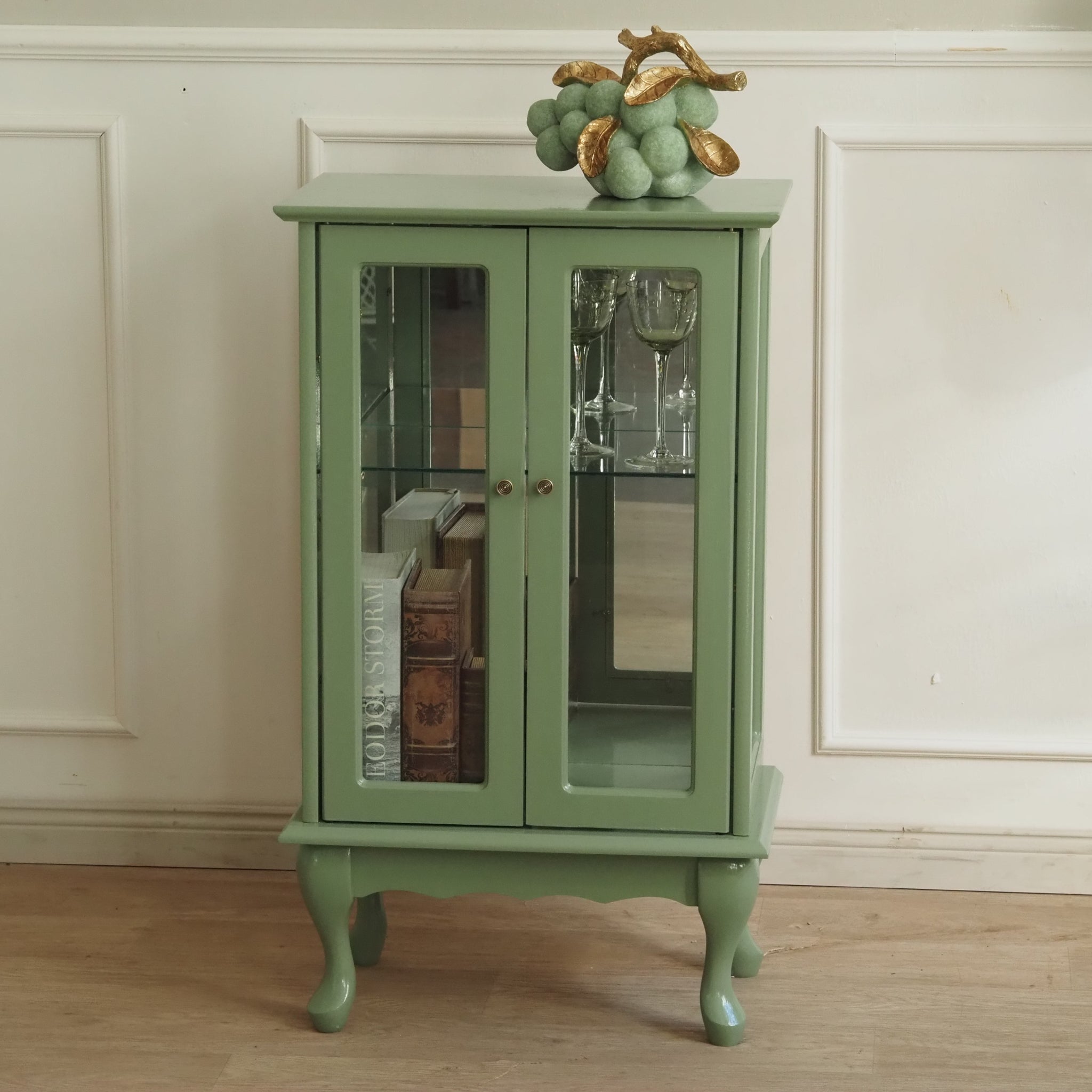 Kleine Vitrine in Pastellgrün - Vitrinenschrank doppeltürig mit Spiegelrückwand
