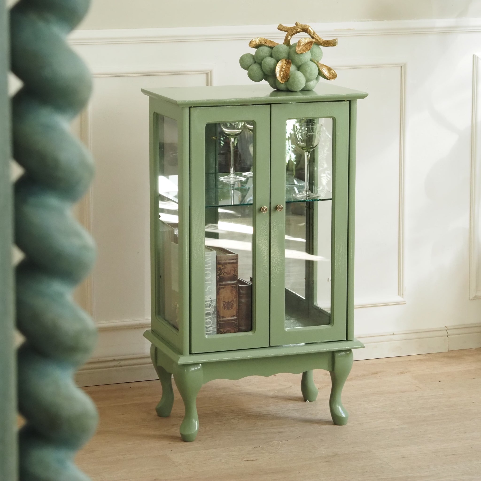 Kleine Vitrine in Pastellgrün - Vitrinenschrank doppeltürig mit Spiegelrückwand