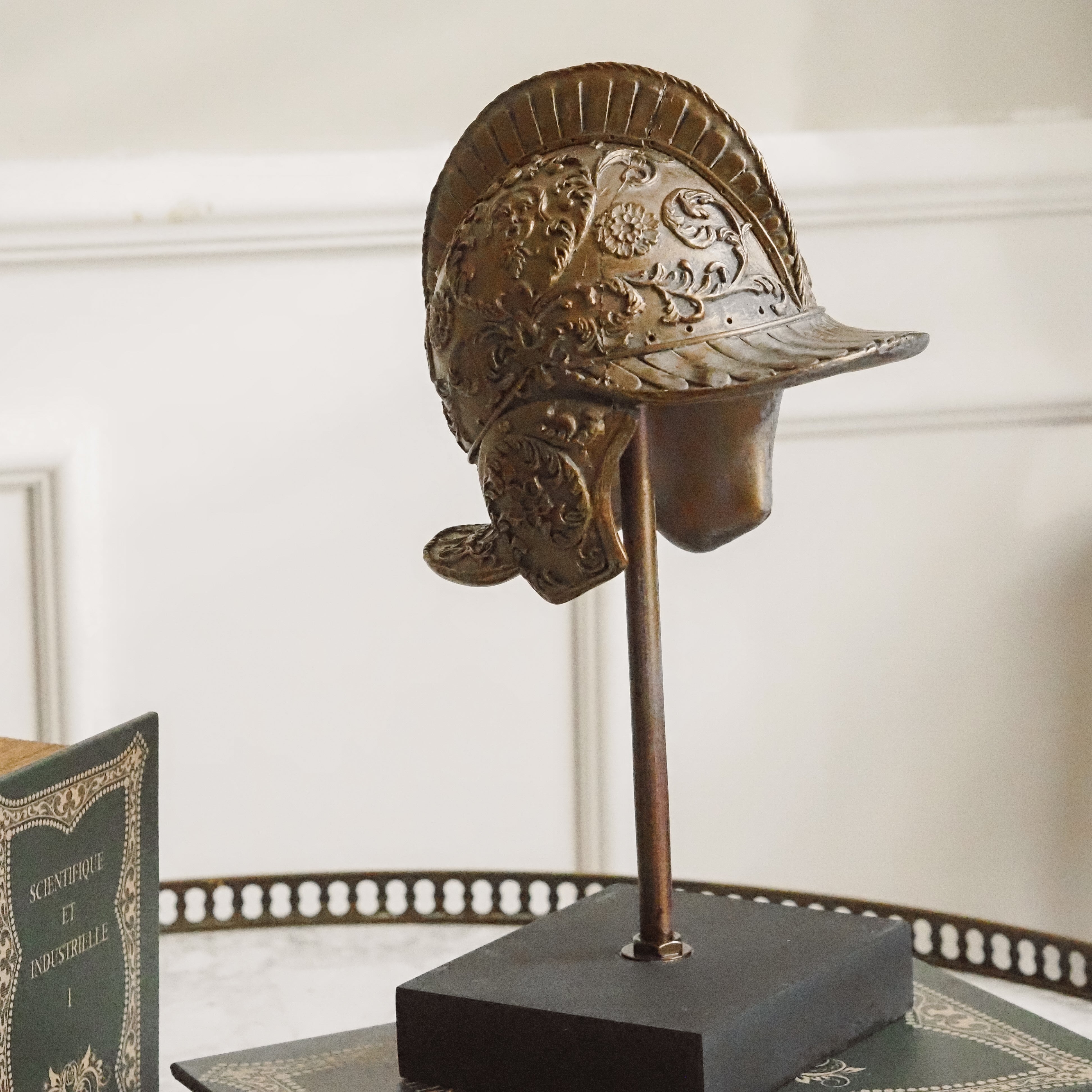 Helm auf Ständer · Dekorative Miniatur angelehnt an Renaissance-Prunkhelme