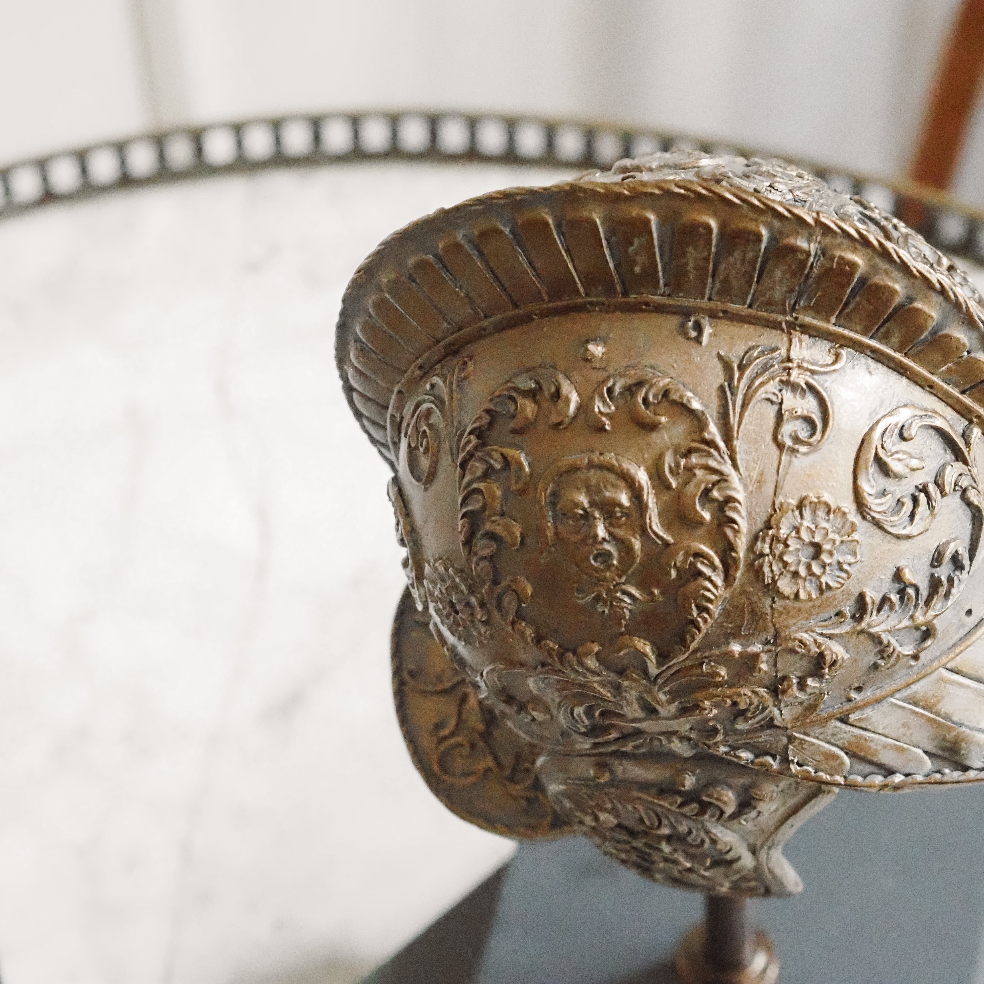 Helm auf Ständer · Dekorative Miniatur angelehnt an Renaissance-Prunkhelme