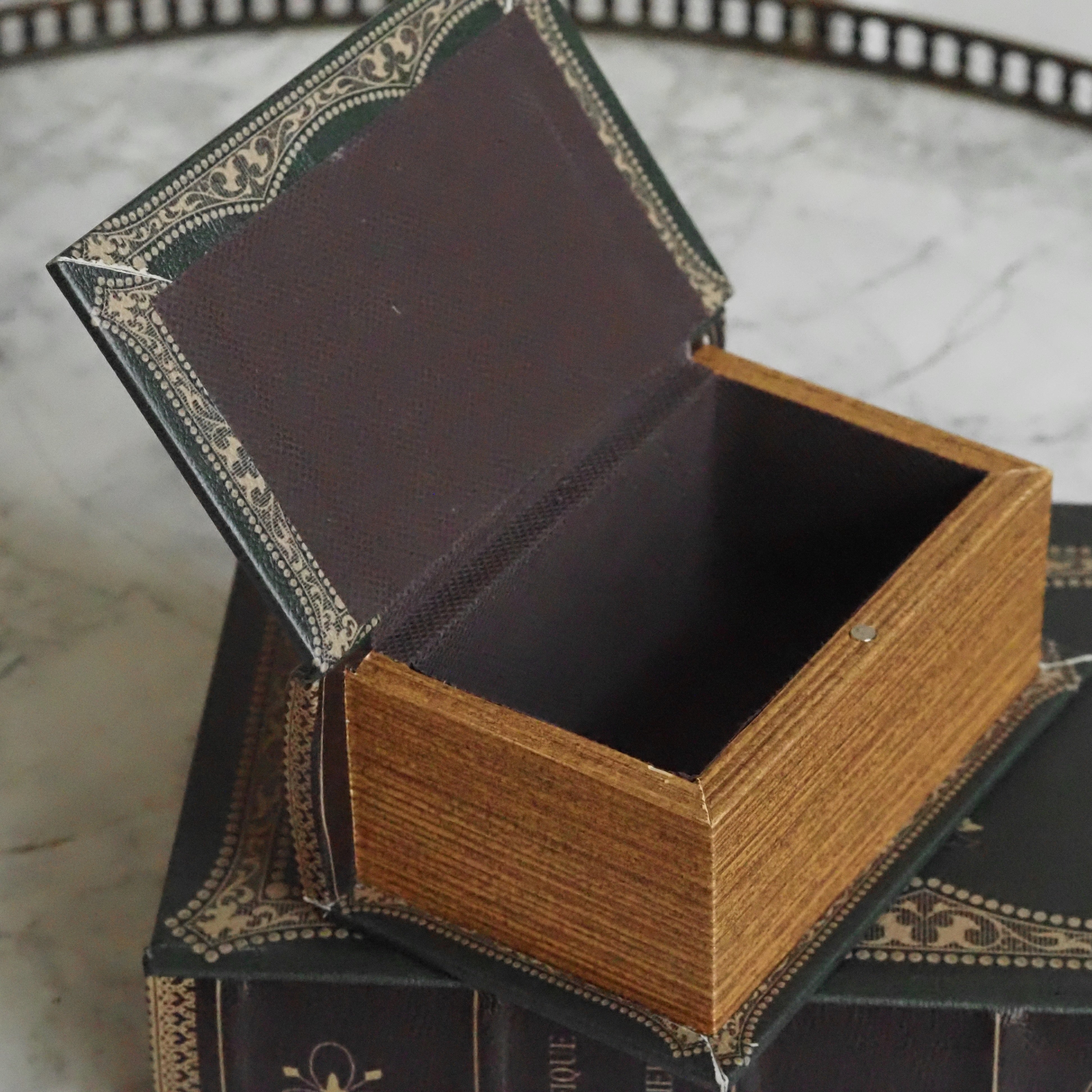Aufbewahrungsbox in Buchform · Lederoptik mit klassischer Einbandprägung „Scientifique et Industrielle"