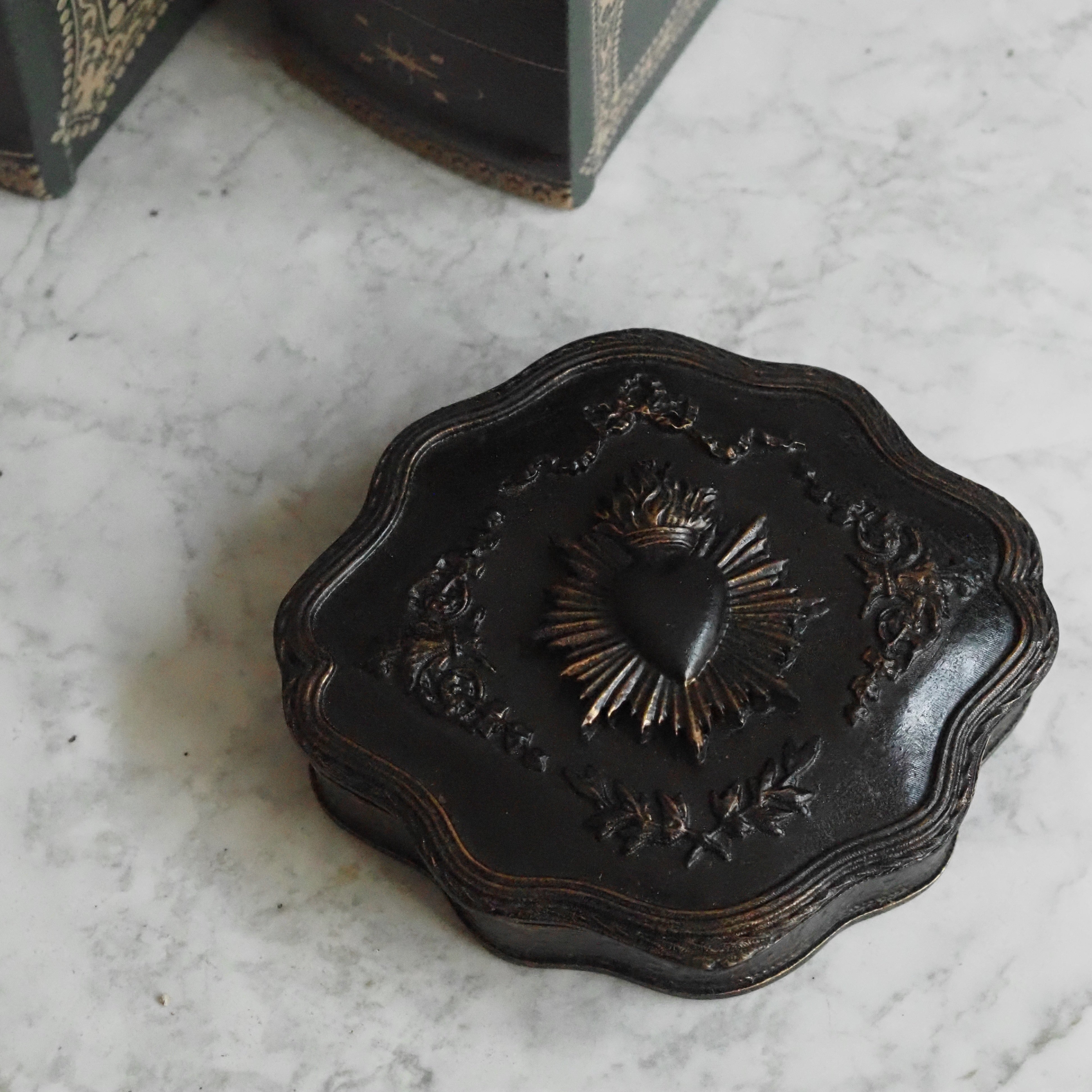 Schatulle Schwarz · Flammendes Herz im Strahlenkranz · Barockform