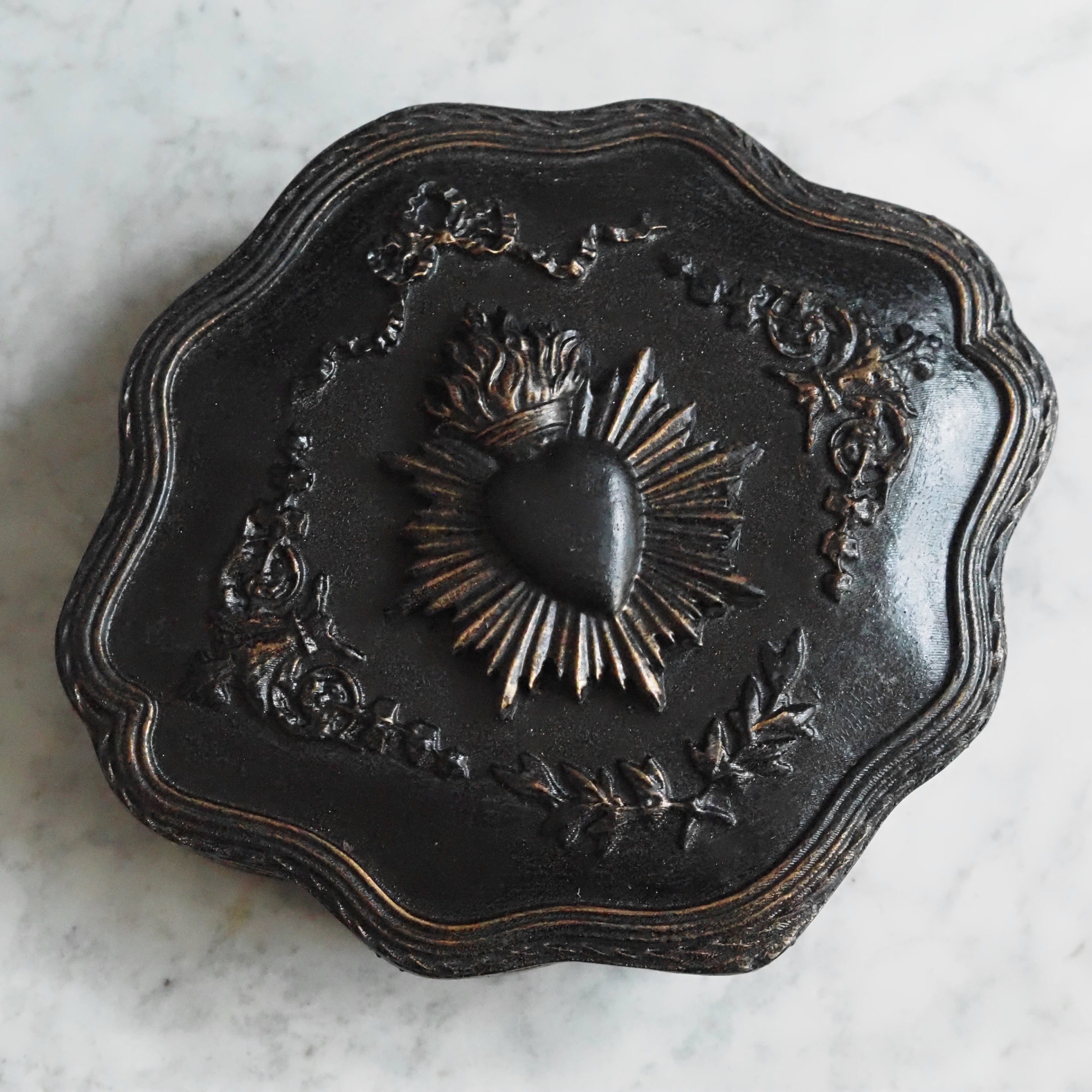Schatulle Schwarz · Flammendes Herz im Strahlenkranz · Barockform