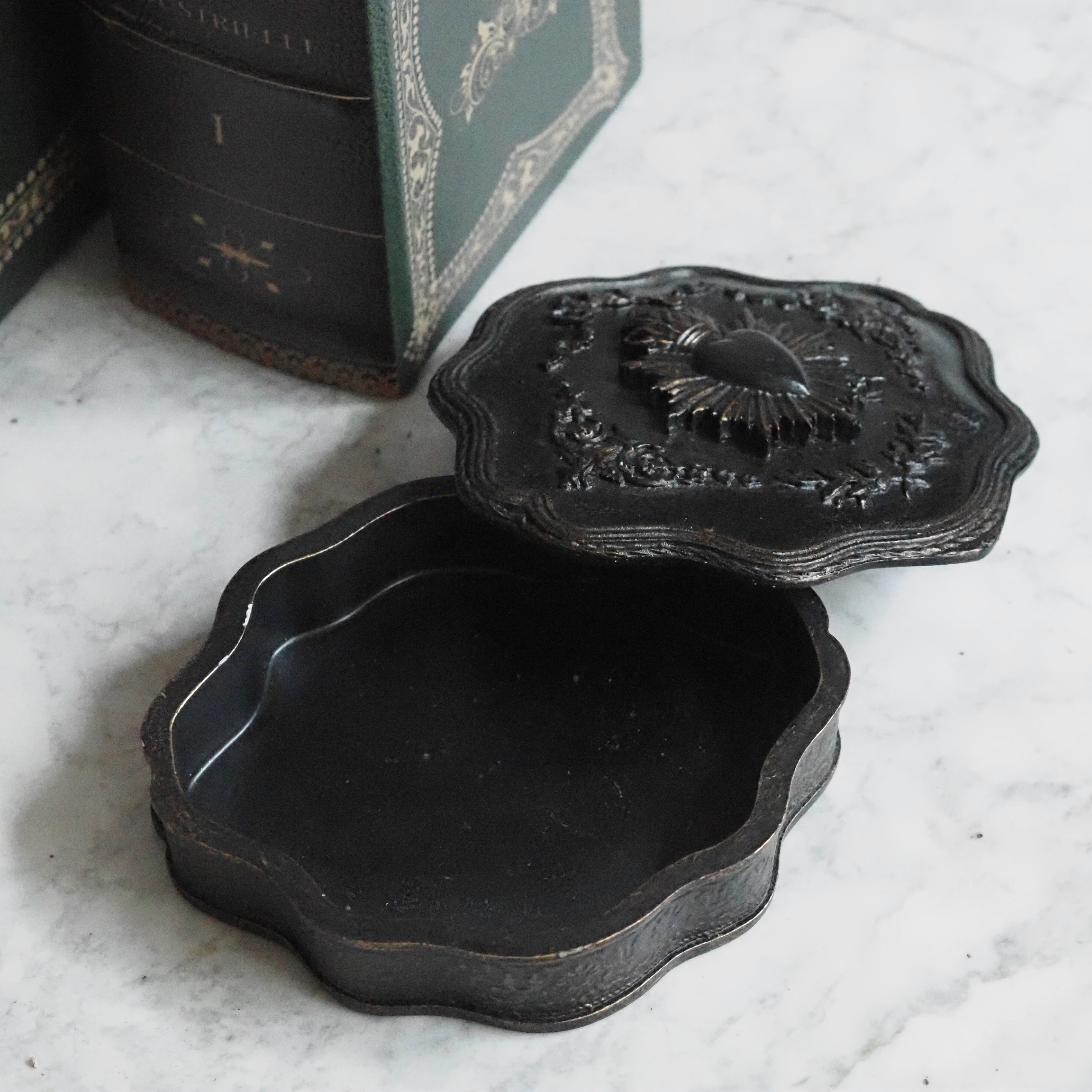 Schatulle Schwarz · Flammendes Herz im Strahlenkranz · Barockform