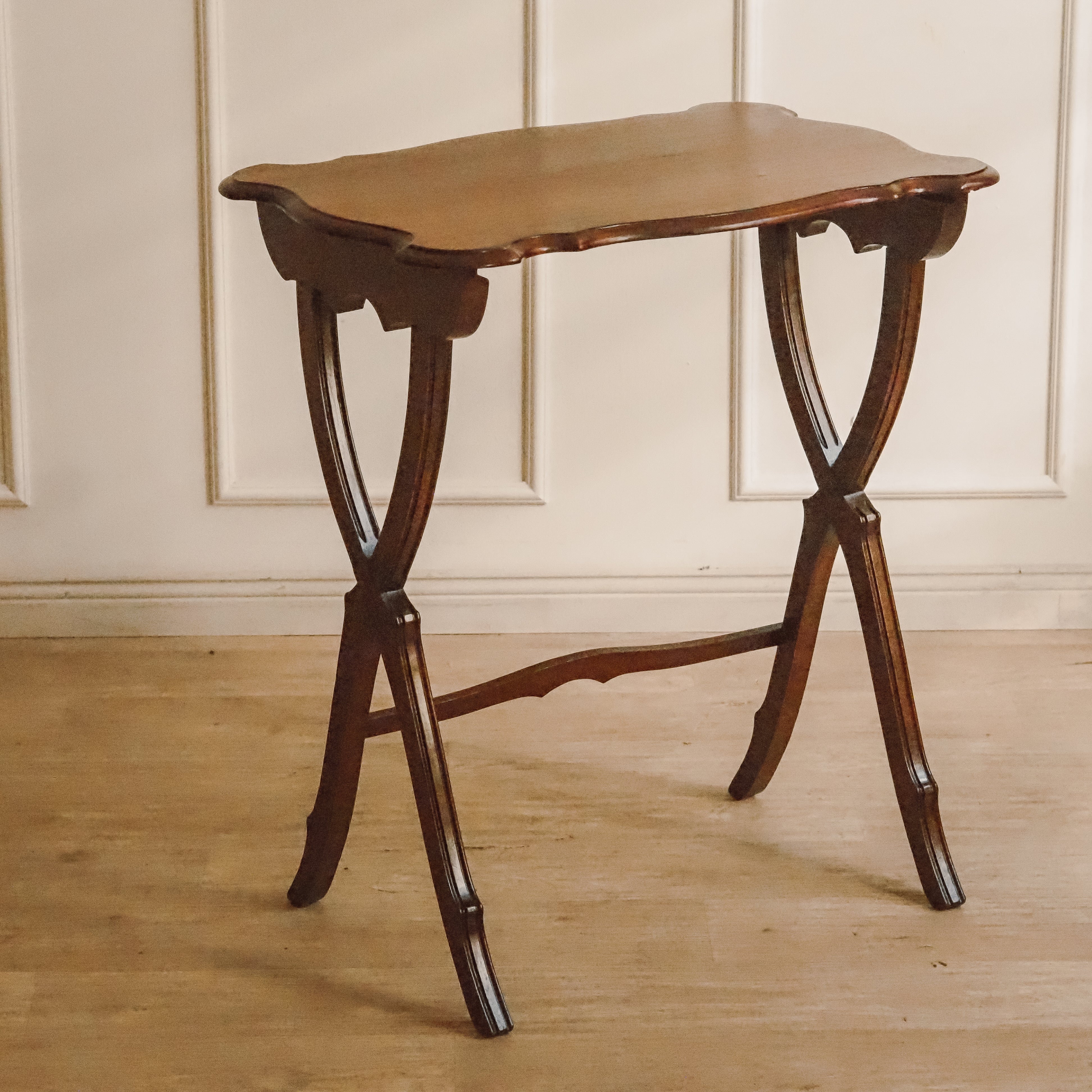 Antiker Beistelltisch Mahagoni um 1900 mit X-Gestell – Gueridon