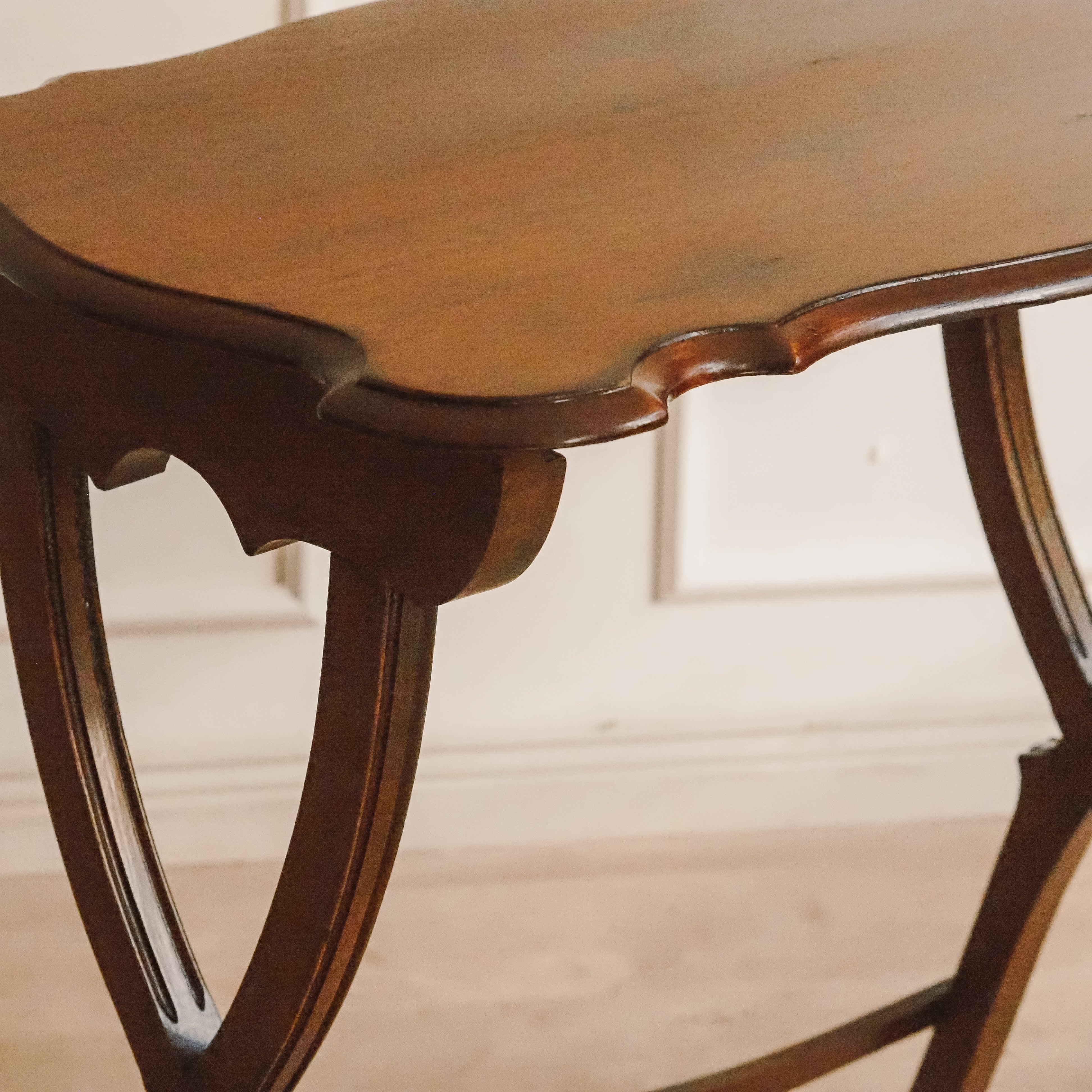 Antiker Beistelltisch Mahagoni um 1900 mit X-Gestell – Gueridon