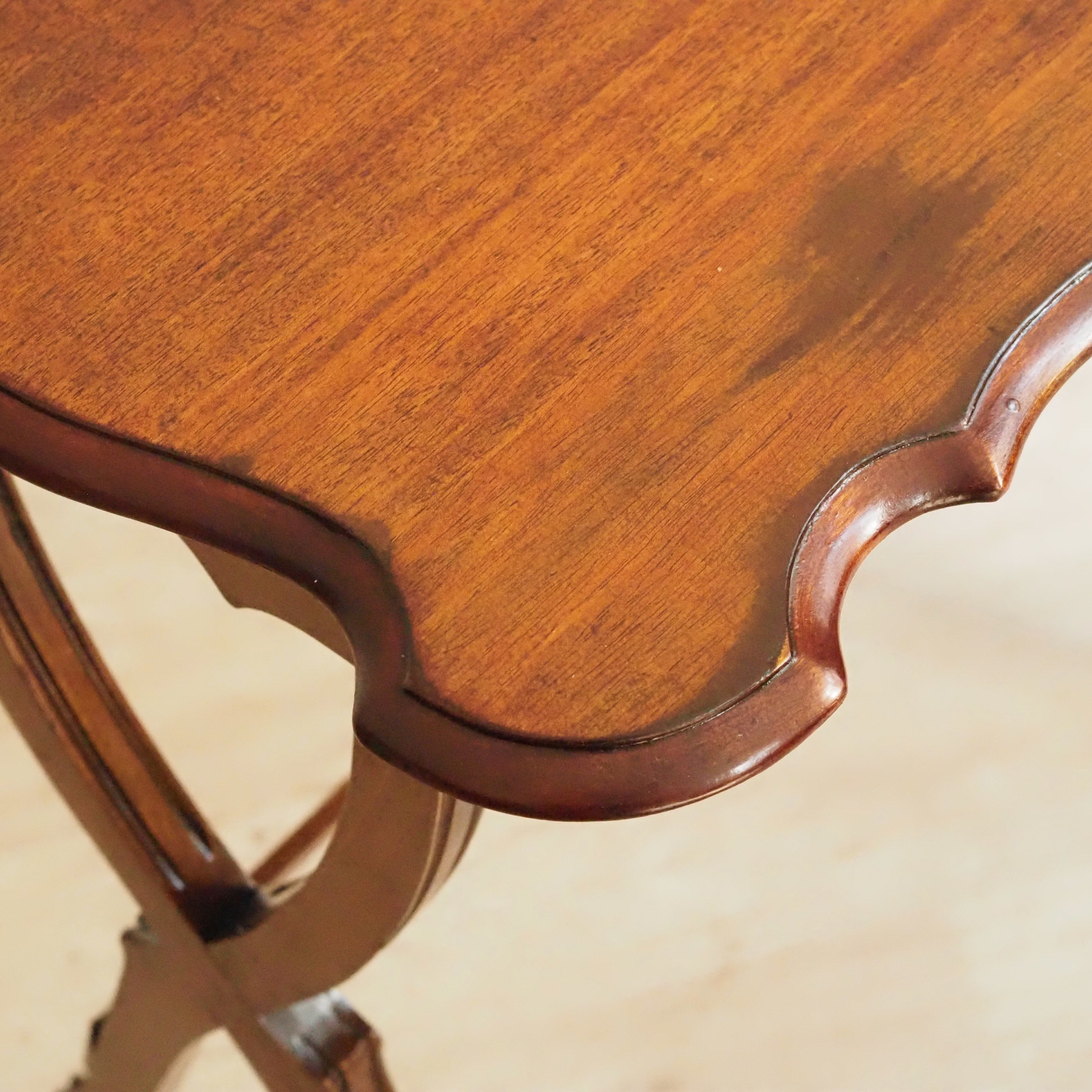 Antiker Beistelltisch Mahagoni um 1900 mit X-Gestell – Gueridon
