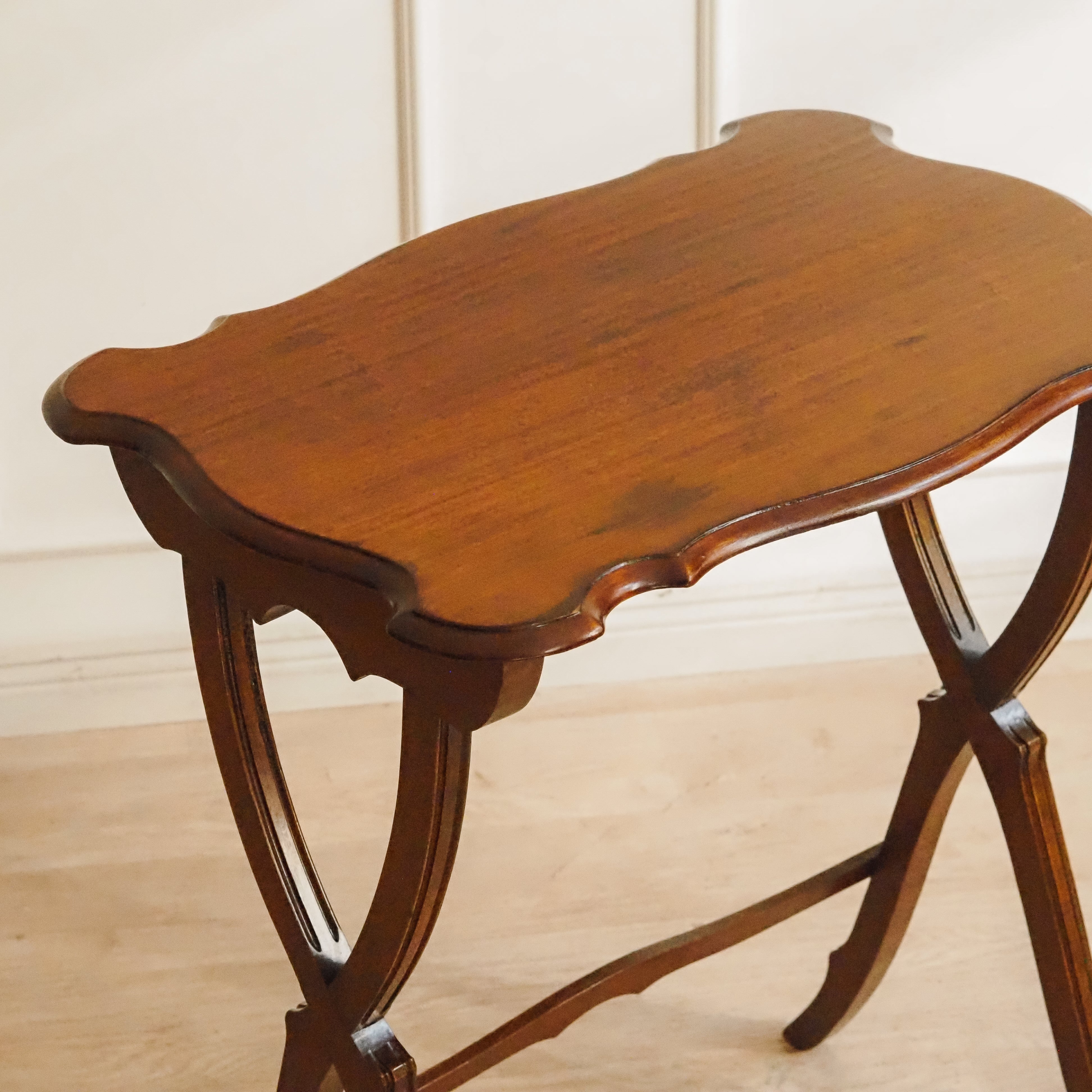 Antiker Beistelltisch Mahagoni um 1900 mit X-Gestell – Gueridon