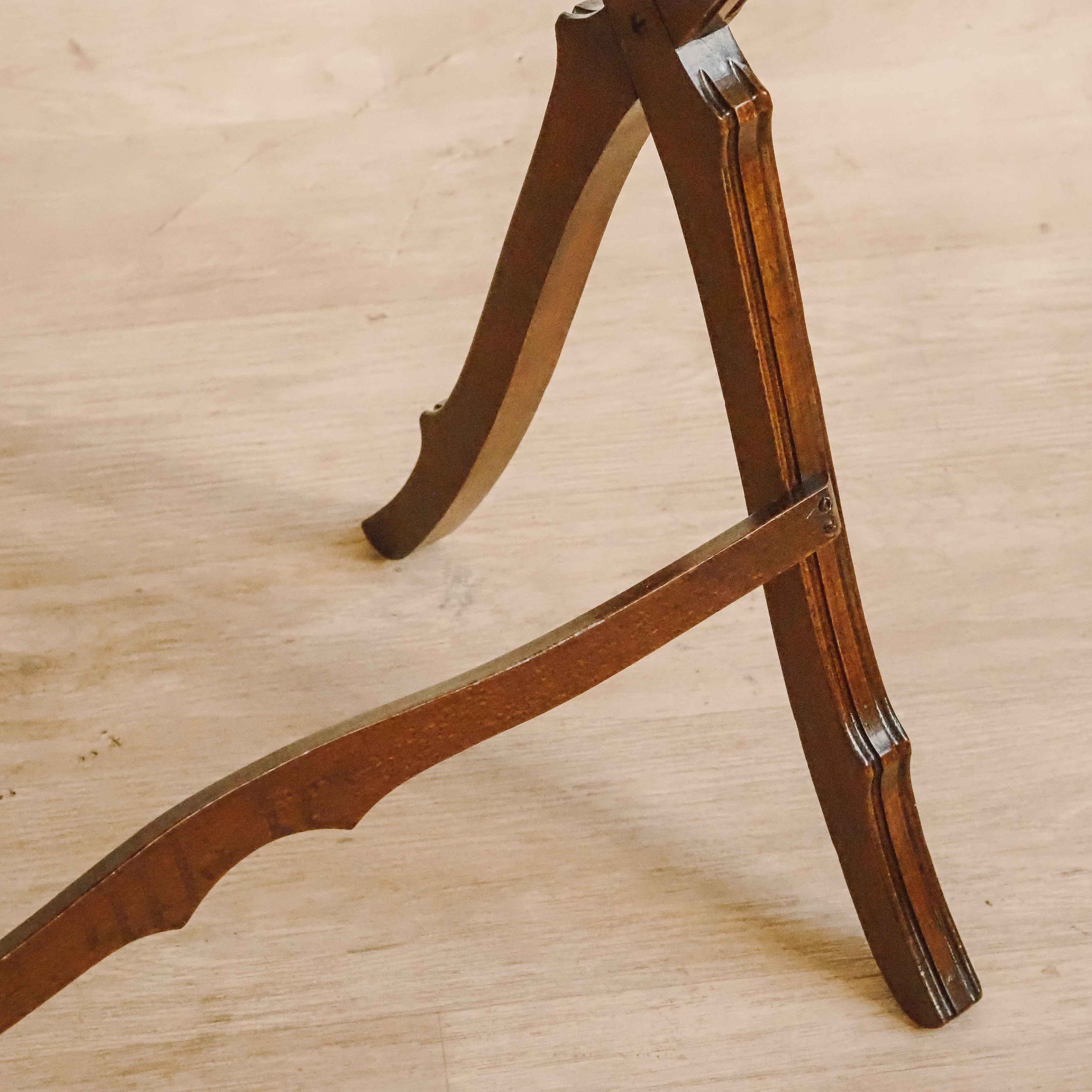 Antiker Beistelltisch Mahagoni um 1900 mit X-Gestell – Gueridon